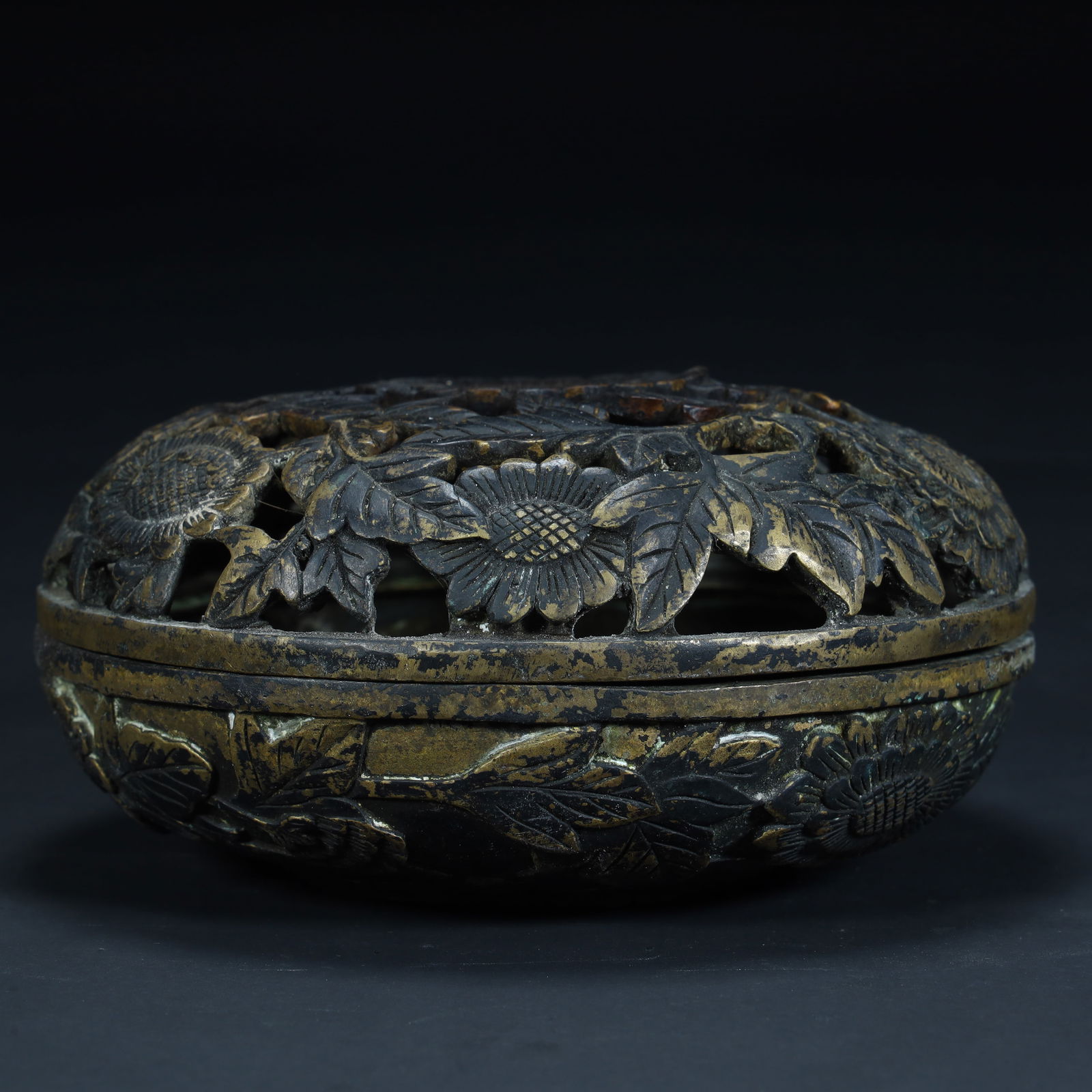 A Qing Dynasty copper hollow floral pattern incense box (1 of 11)