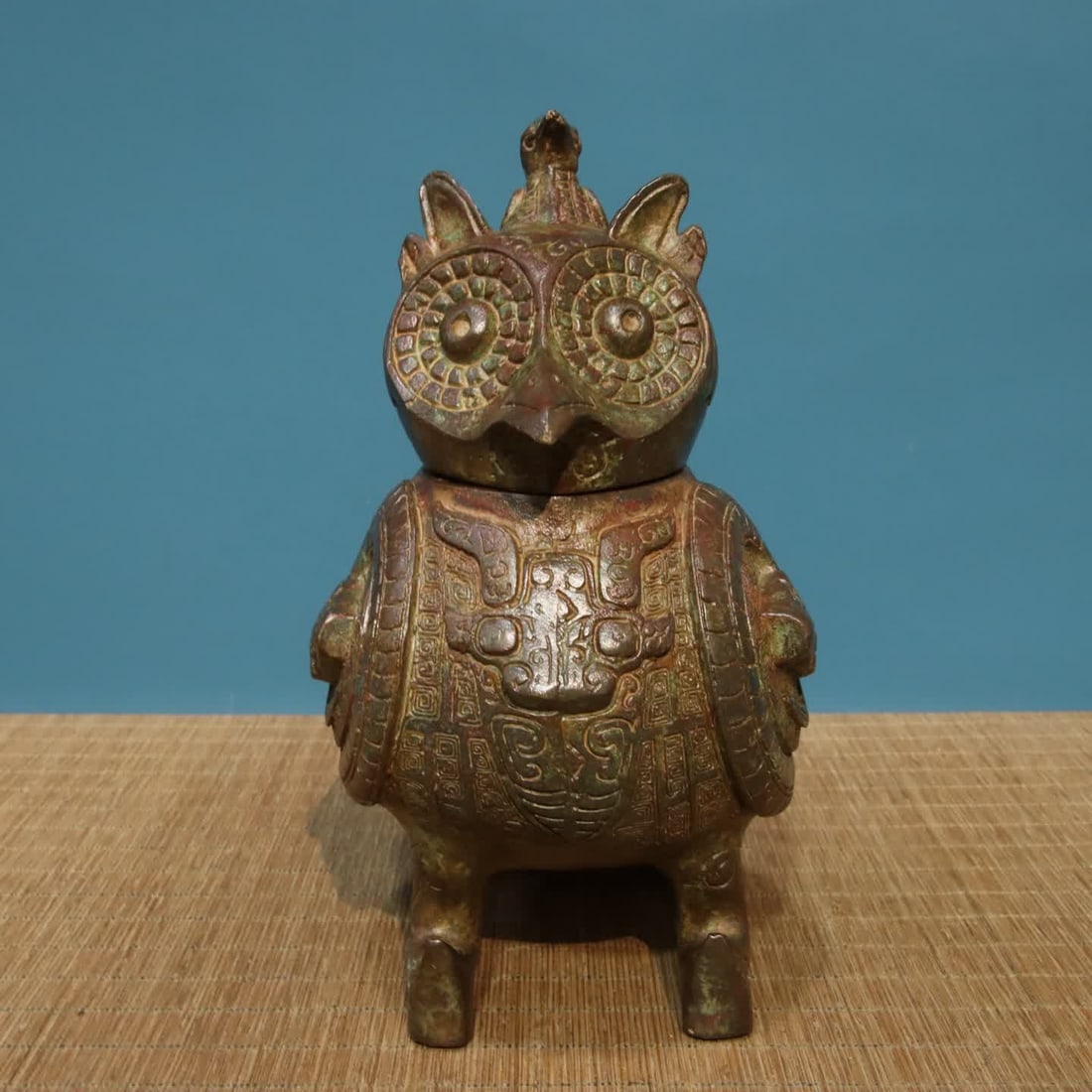 A piece of Han Dynasty bronze - Eagle Statue (1 of 9)