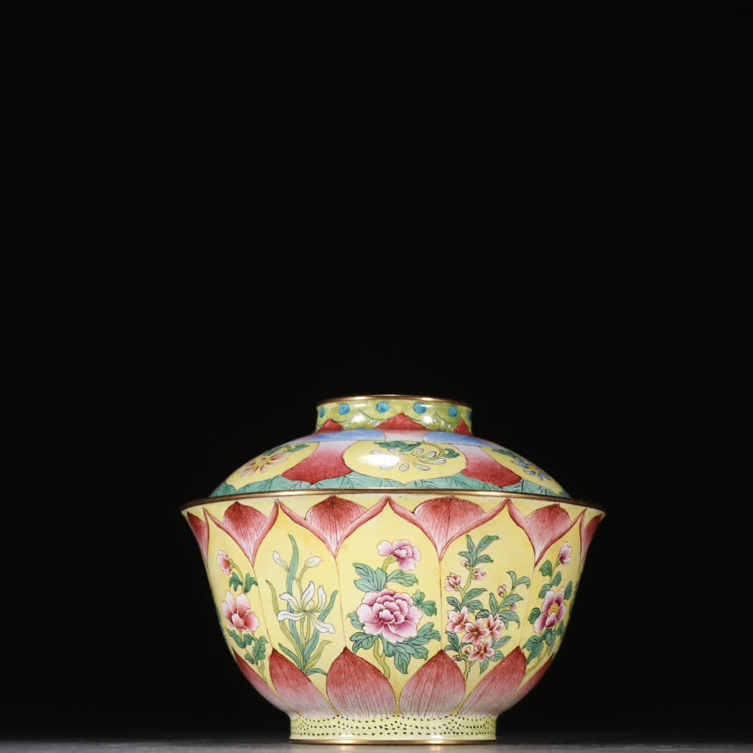 A Qing Dynasty copper tire painting enamel pattern cover bowl: Qing Dynasty copper tire painting enamel pattern cover bowl SIZE: H:8.8cm W:10.9cm W:330g (The Dimensions Of All Batches Are Manually Measured.If You Need More Detailed Information, Please Contact Our