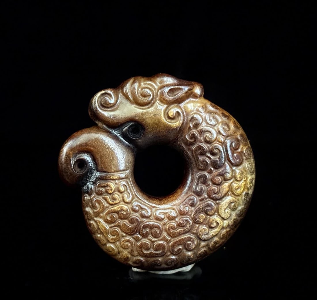 A Han Dynasty jade pig dragon: Han Dynasty jade pig dragon SIZE: 5.1x5.3x1.2cm 48g (The Dimensions Of All Batches Are Manually Measured.If You Need More Detailed Information, Please Contact Our Customer Service Before Bidding.)