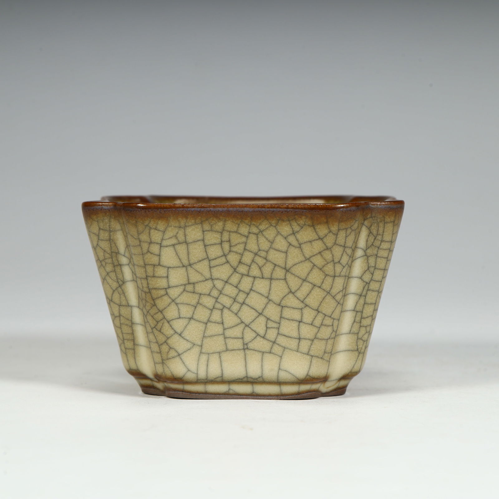 A Qing Dynasty Ge glaze imitation official glaze octagonal cup (1 of 9)