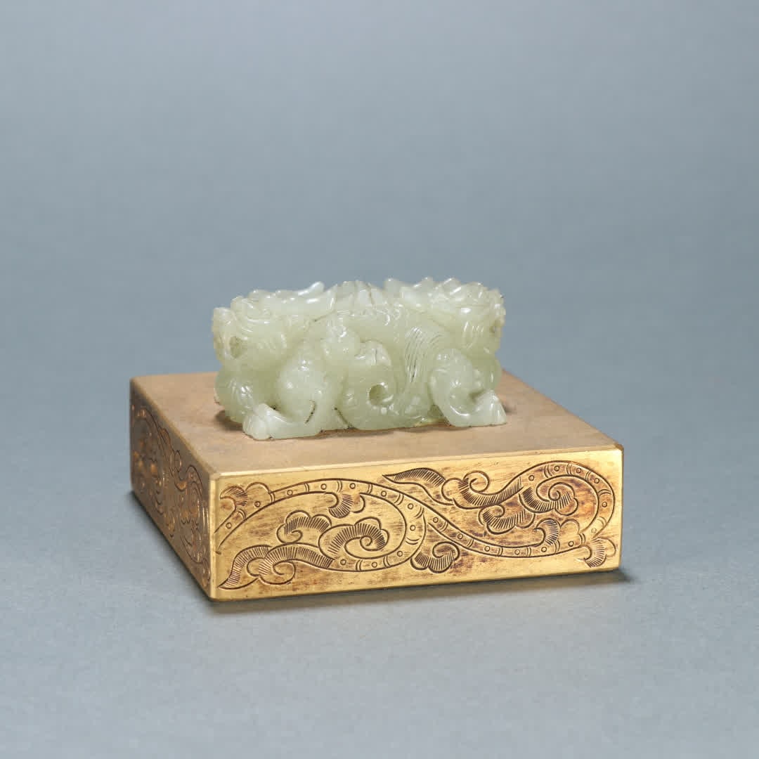 A Qing Dynasty copper gilt inlaid jade dragon button seal: Qing Dynasty copper gilt inlaid jade dragon button seal SIZE: H:4.7cm W:8cm W:1356.6g (The Dimensions Of All Batches Are Manually Measured.If You Need More Detailed Information, Please Contact Our Cus