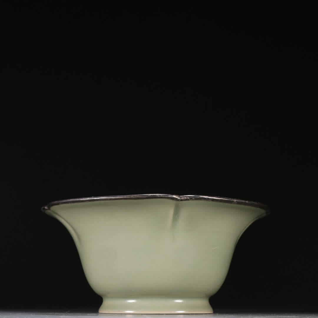 A Song Dynasty Yue kiln celadon Kuikou bowl (1 of 9)