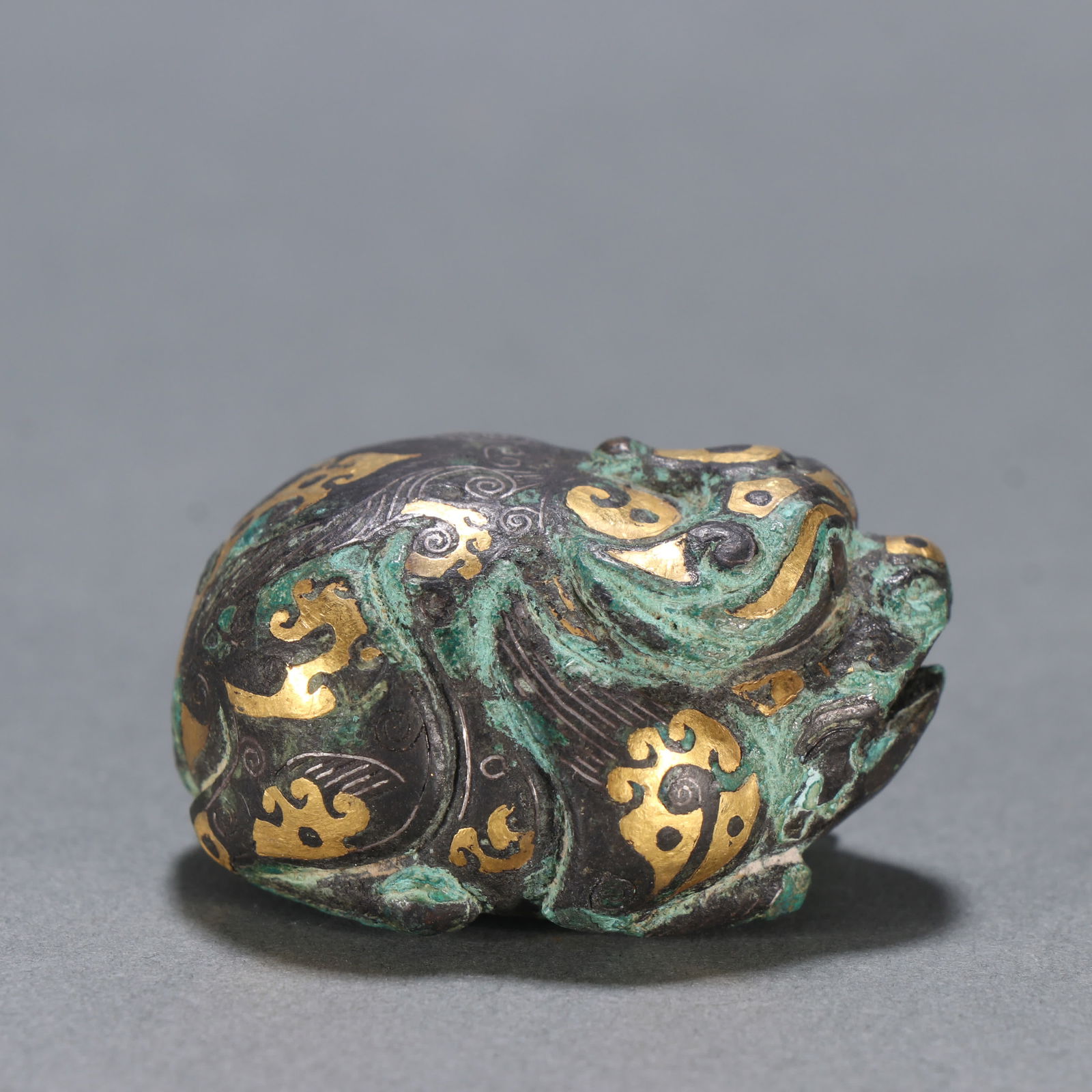 A Qing Dynasty copper gold and silver beast ornament: Qing Dynasty copper gold and silver beast ornaments SIZE: H:2.6cm W:4.6cm W:111.5g (The Dimensions Of All Batches Are Manually Measured.If You Need More Detailed Information, Please Contact Our Custom