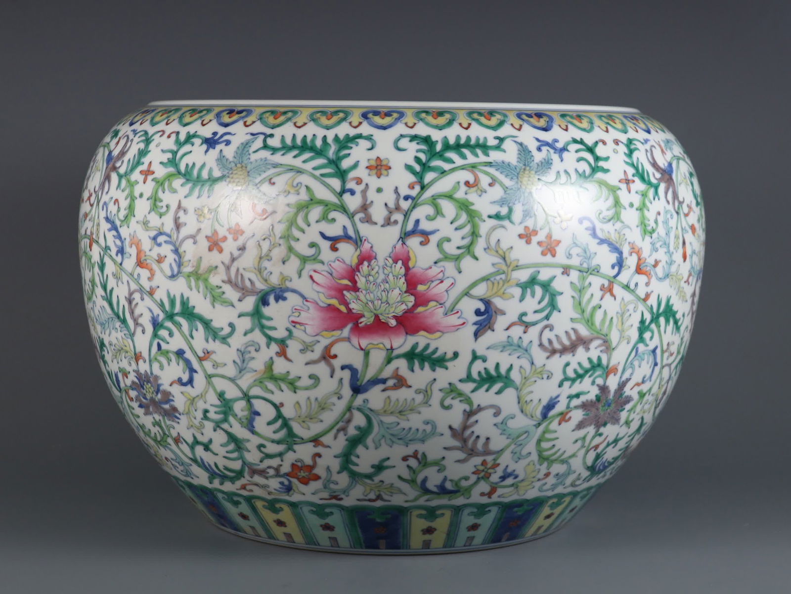A large roll jar with a lotus pattern made in the Qianlong period of the Qing Dynasty (1 of 9)