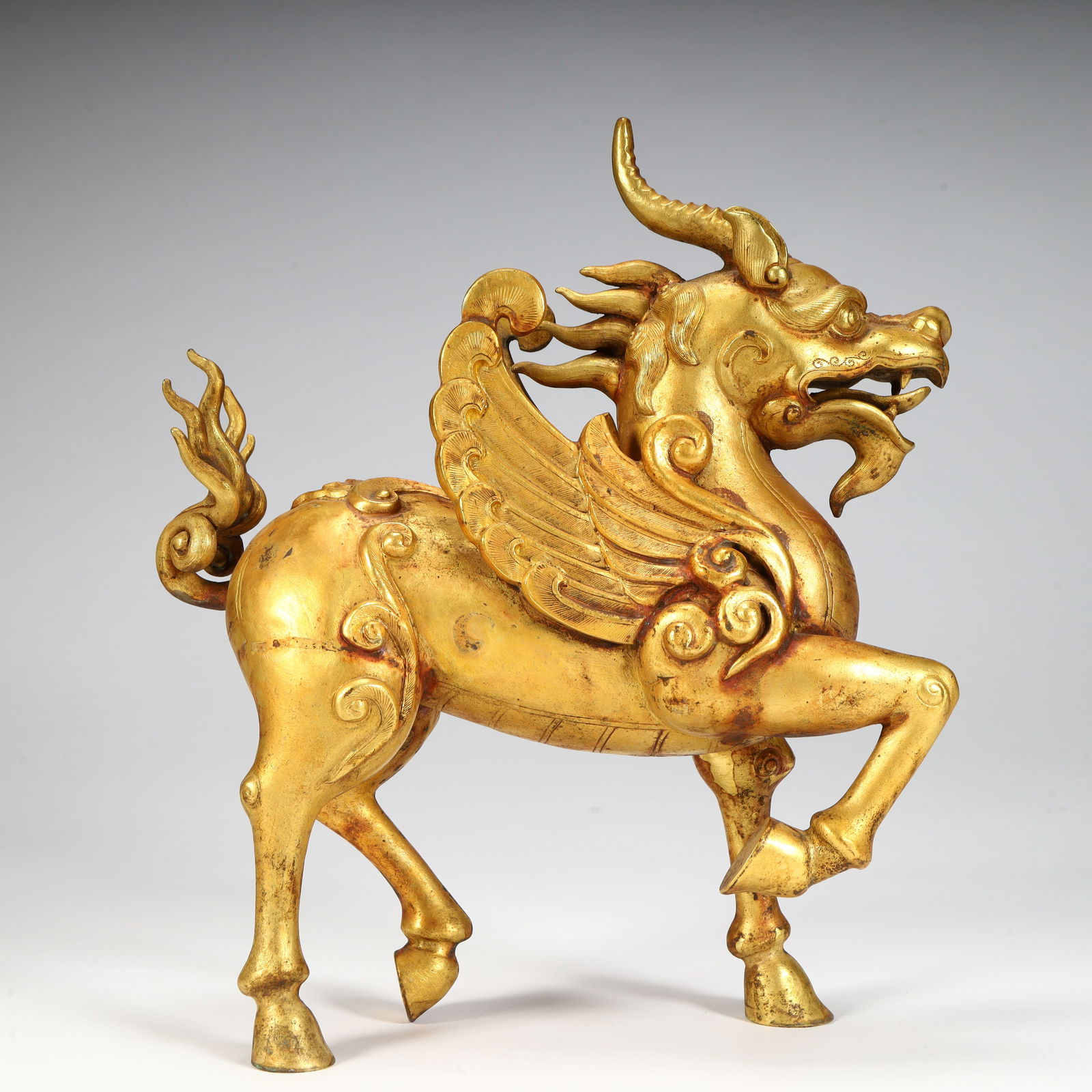 A piece of copper gilt golden-winged beast: A copper-gilded gold-winged beast SIZE: H: 21cm L: 20cm W: 6.5cm Total W: 1.3kg (The Dimensions Of All Batches Are Manually Measured.If You Need More Detailed Information, Please Contact Our Customer