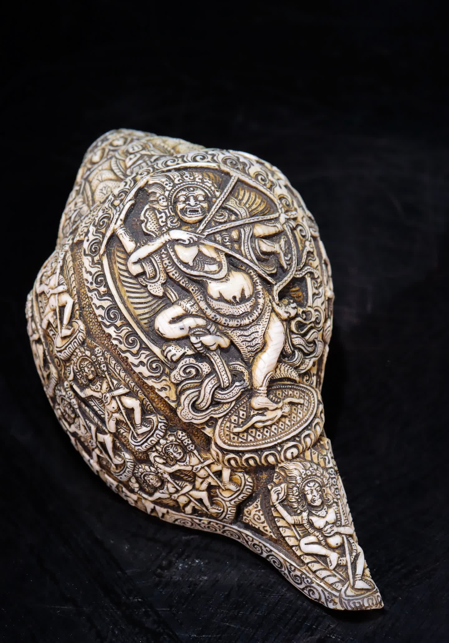 A Qing Dynasty engraved diamond mother snail (1 of 9)