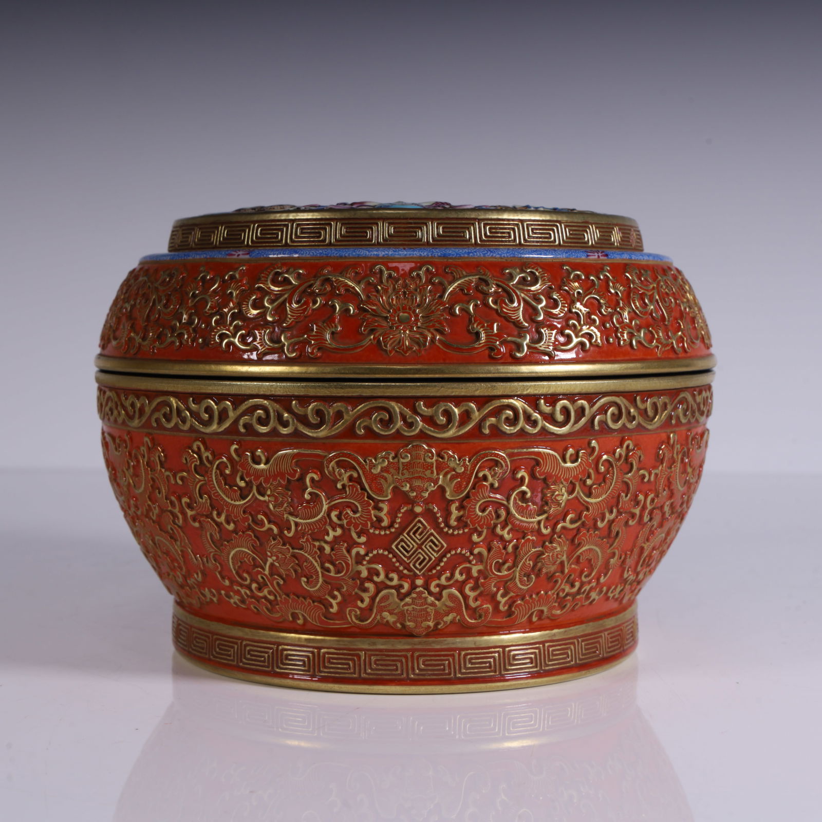 A Qing Qianlong enamel colored sand red gold-painted Western printing box (1 of 9)