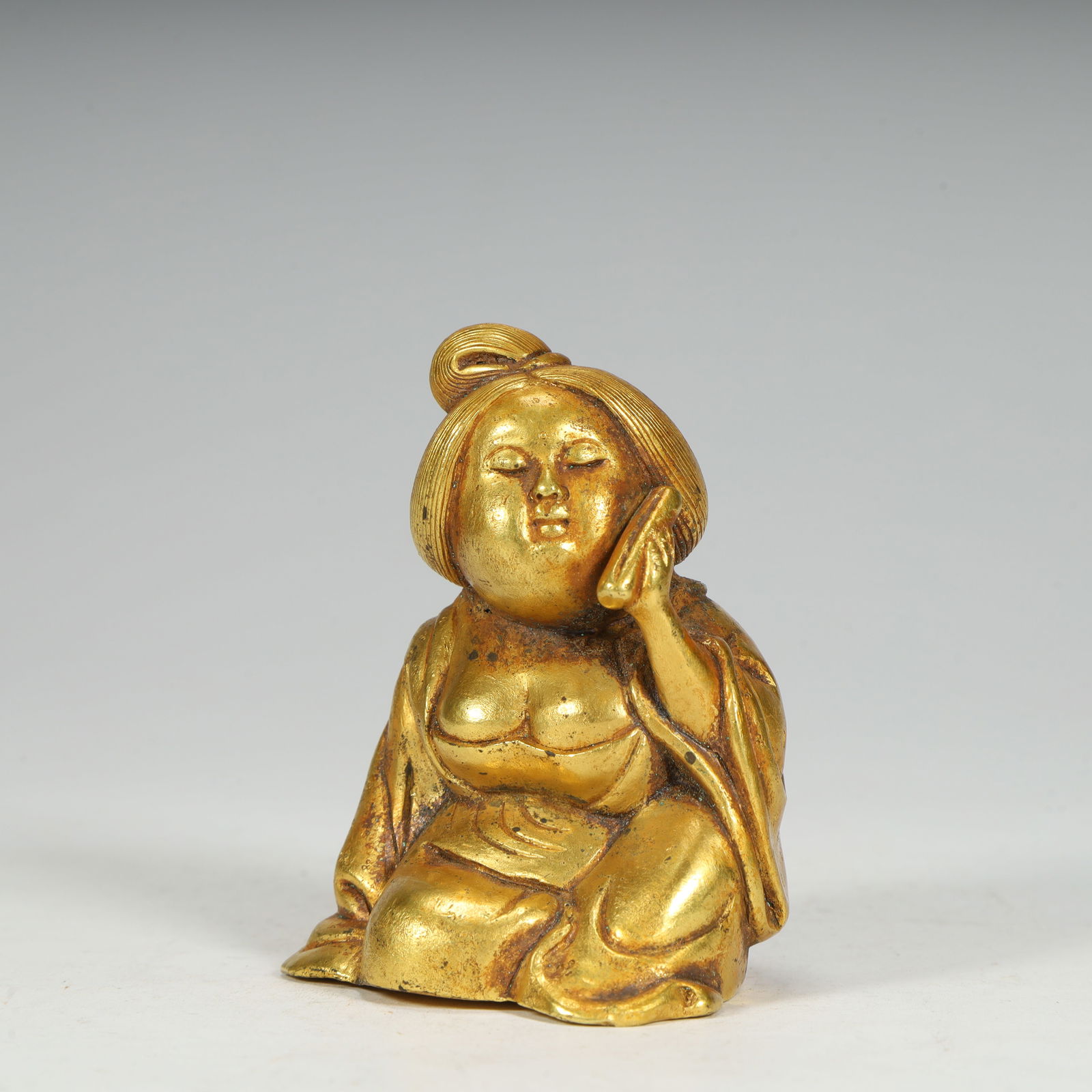 A seated statue of a lady with a gilt chest in the Tang Dynasty: Tang Dynasty gilded seated statue of a lady with a bare chest SIZE: H:6.7cm L:5cm W:4cm W:406.5g (The Dimensions Of All Batches Are Manually Measured.If You Need More Detailed Information, Please Cont