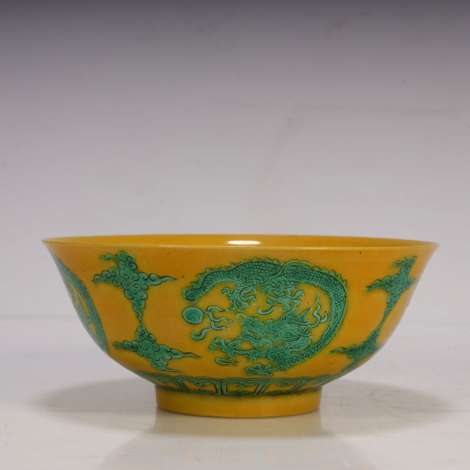A Qing Dynasty plain three-color dragon pattern appreciation plate (1 of 6)