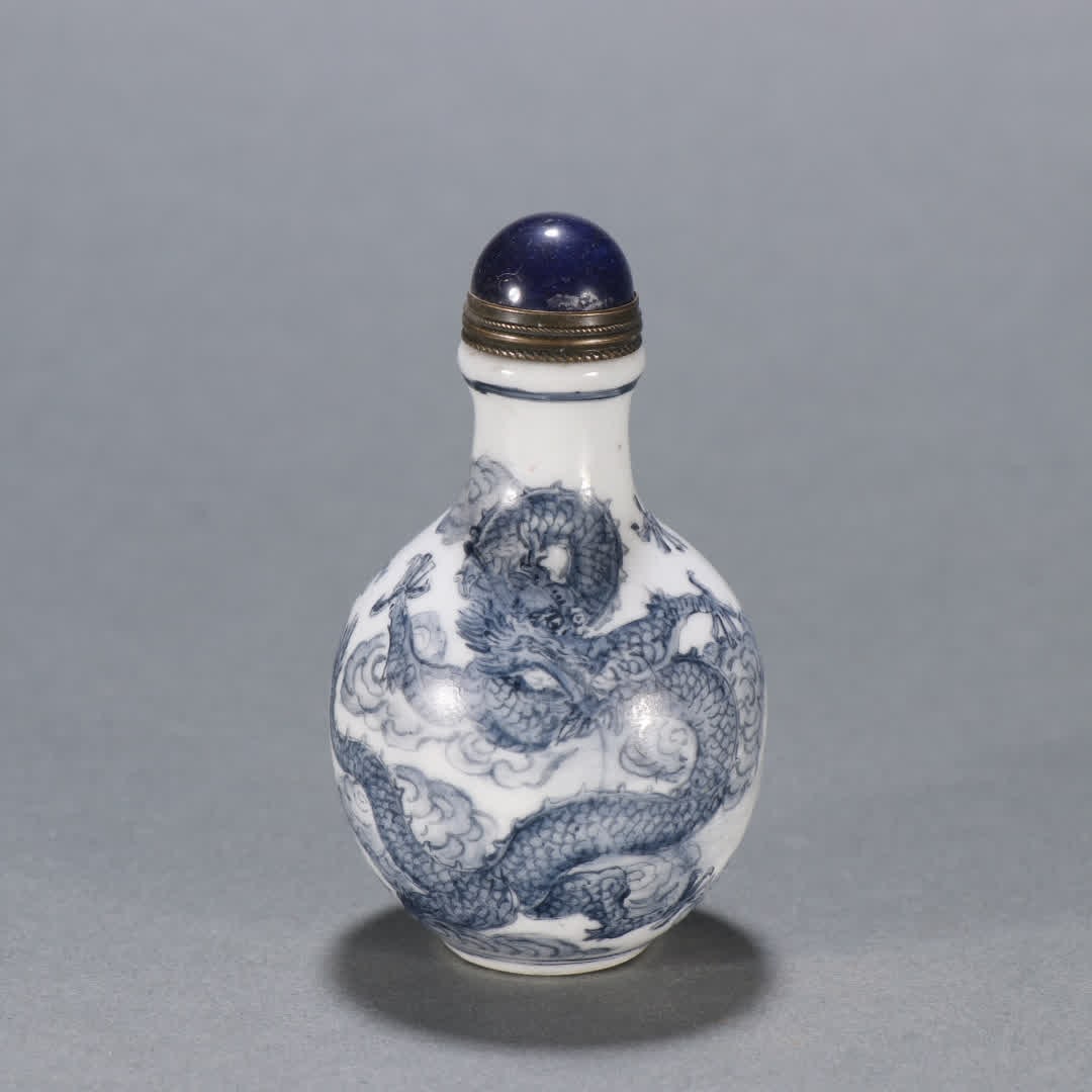 A Qing Dynasty porcelain painted dragon pattern snuff bottle: Qing Dynasty porcelain painted dragon pattern snuff bottle SIZE: H:7.6cm W:4.4cm W:58.6g (The Dimensions Of All Batches Are Manually Measured.If You Need More Detailed Information, Please Contact Our