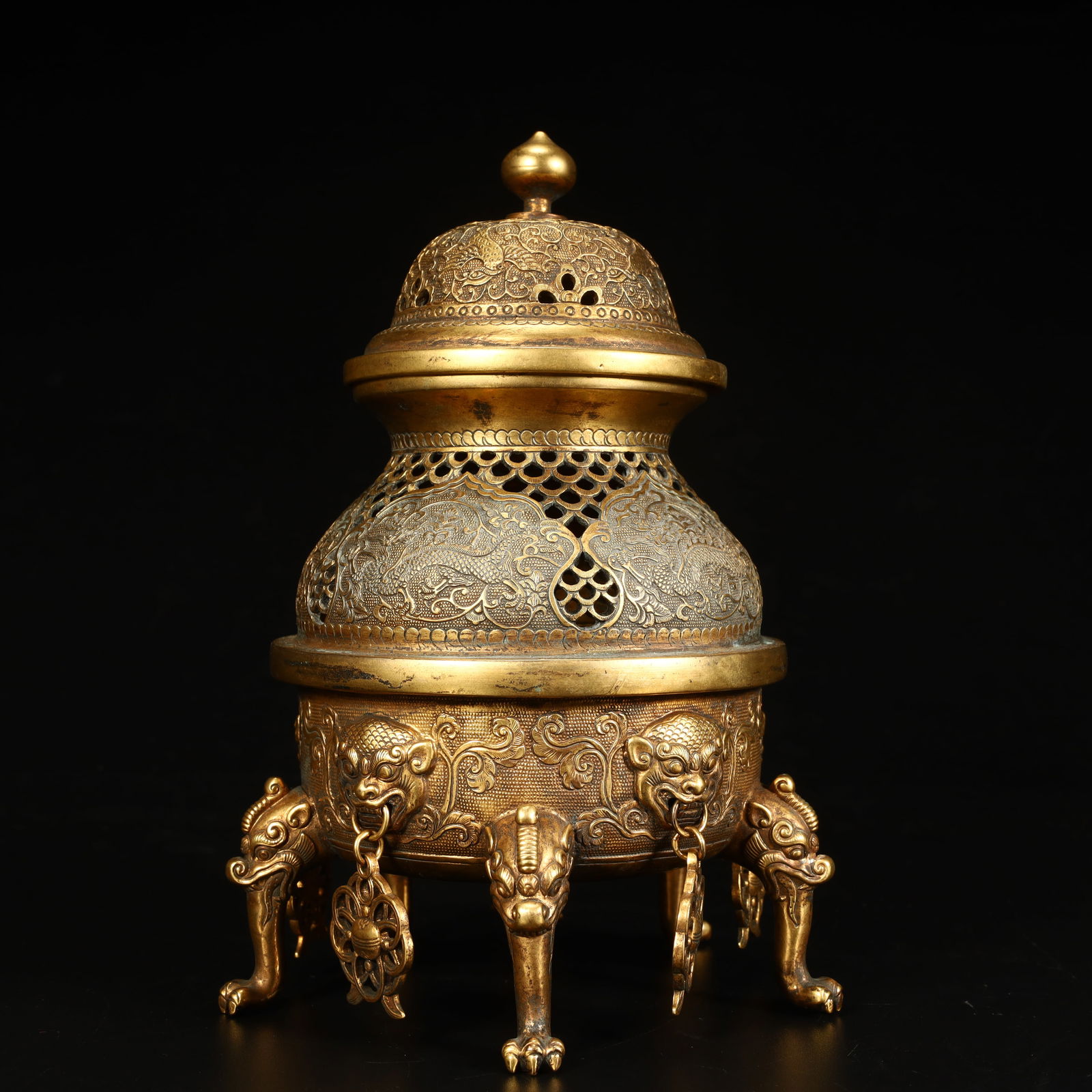 A Qing Dynasty copper-gilt hollow dragon pattern animal foot aromatherapy (1 of 9)