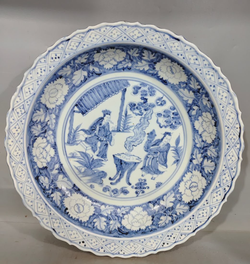 A large plate of Ming Dynasty blue and white character story patterns (1 of 7)