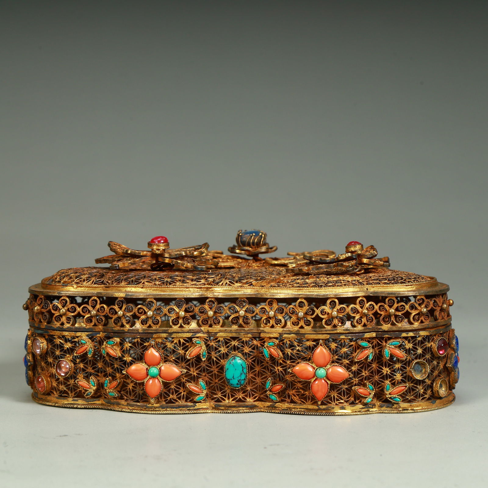 A Qing Dynasty silver-gilt silk inlaid treasure begonia-shaped lid box: Qing Dynasty silver gilt silk inlaid treasure begonia-shaped lid box SIZE: H:4.5cm L:12.5cm W:8cm W:174g (The Dimensions Of All Batches Are Manually Measured.If You Need More Detailed Information, Ple