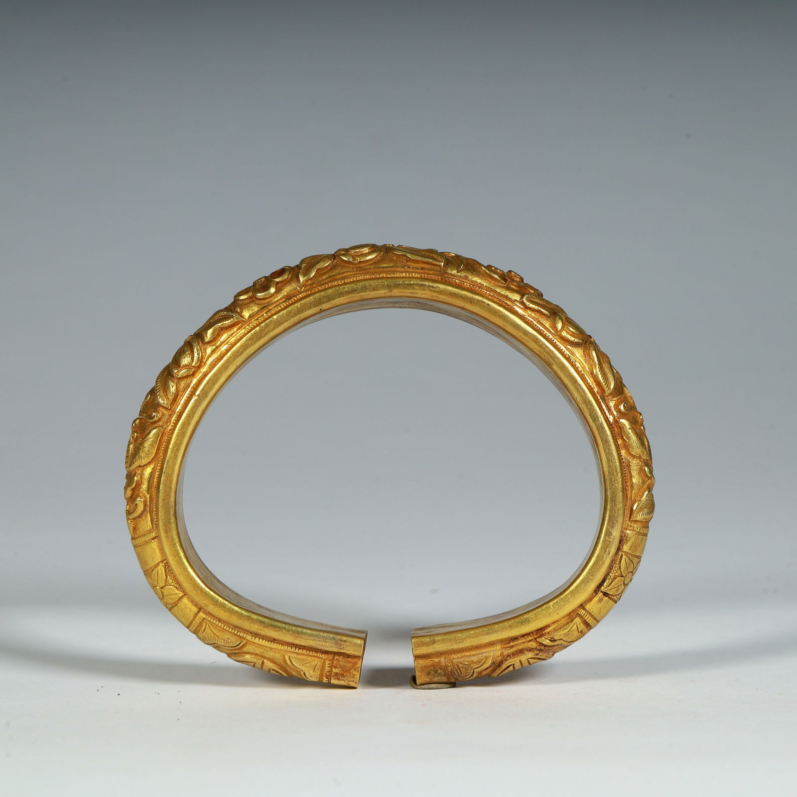 A Song Dynasty entwined flower pattern gold tongs bracelet (1 of 9)