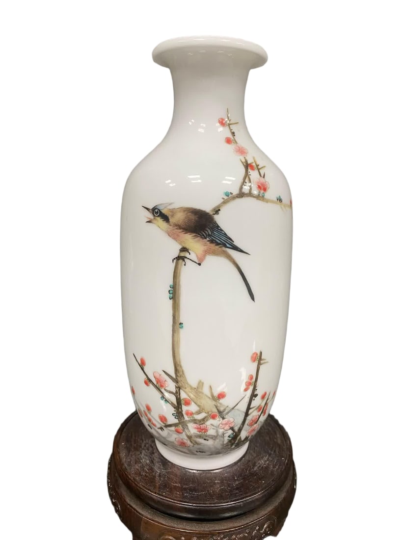 A Qing Dynasty pastel flower and bird pattern appreciation vase: Qing Dynasty pastel flower and bird pattern appreciation vase SIZE: H:23cm D:7cm (The Dimensions Of All Batches Are Manually Measured.If You Need More Detailed Information, Please Contact Our