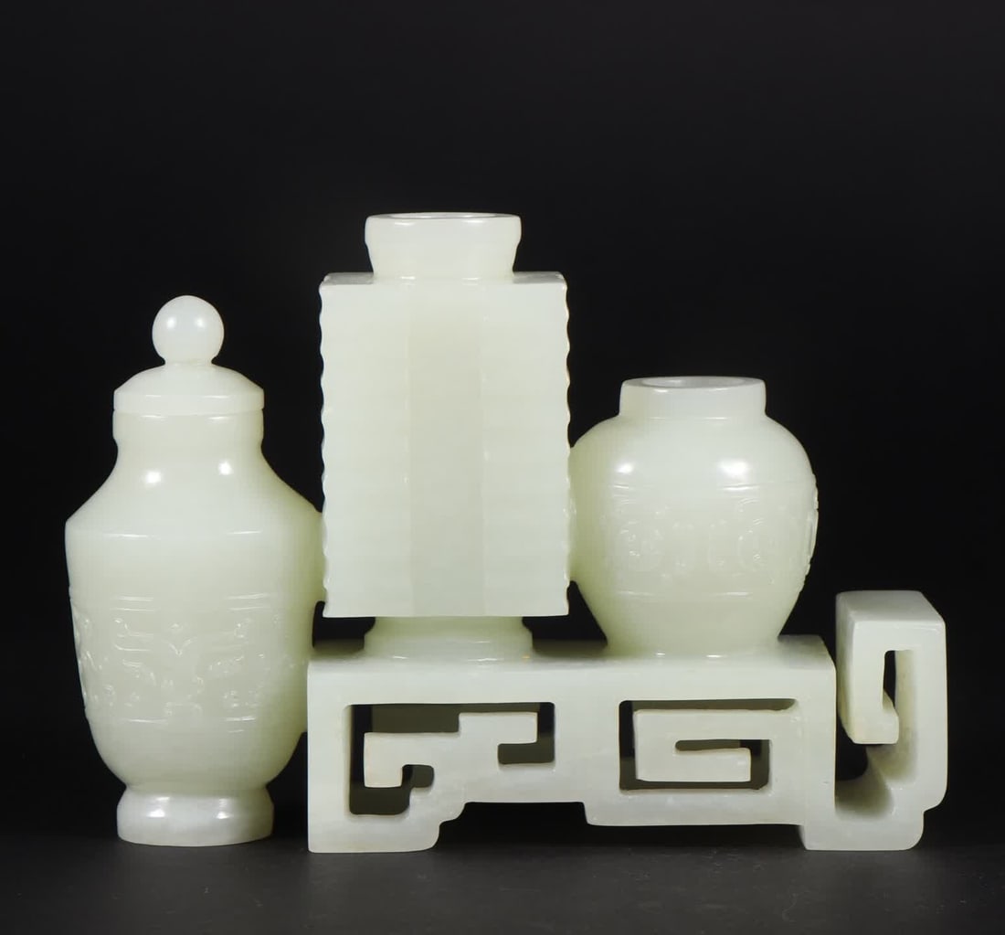 A Qing Dynasty Hetian jade triptych bottle: Qing Dynasty Hetian jade triptych bottle SIZE: L:13cm W:3.7cm H:9.3cm W:428g (The Dimensions Of All Batches Are Manually Measured.If You Need More Detailed Information, Please Contact Our Customer