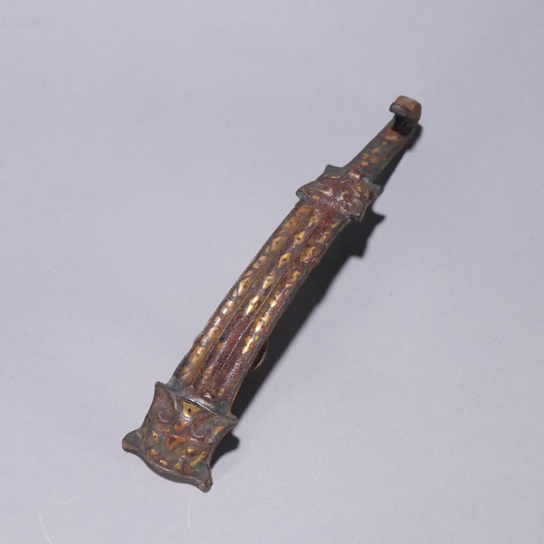A Han Dynasty copper cuo gold double tiger headband hook (1 of 9)