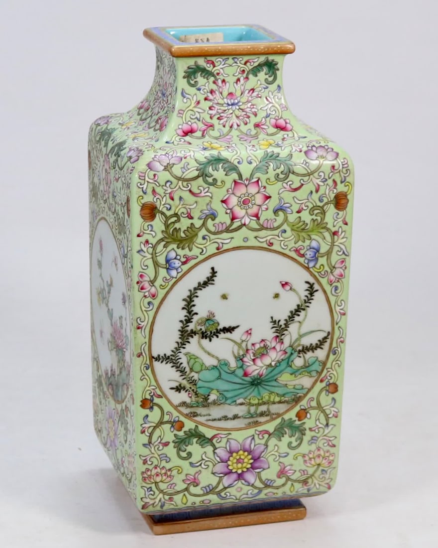 A square bottle of Qing Qianlong year apple green glazed flower map (1 of 9)