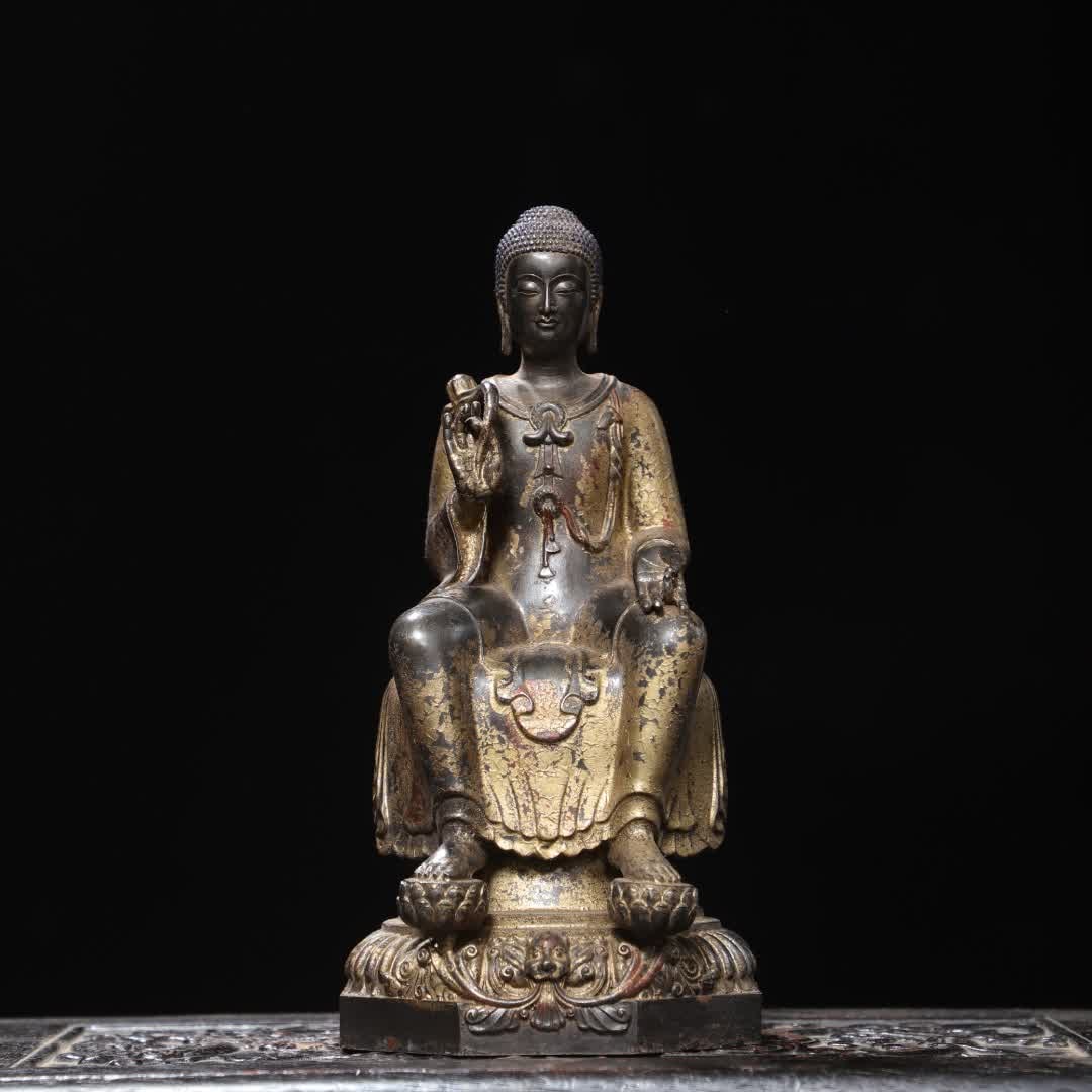 A bronze statue of Amitabha Buddha: Bronze rubbing gold statue of Amitabha Buddha SIZE: H:26cm W:13cm T:13cm W:2.25kg (The Dimensions Of All Batches Are Manually Measured.If You Need More Detailed Information, Please Contact Our
