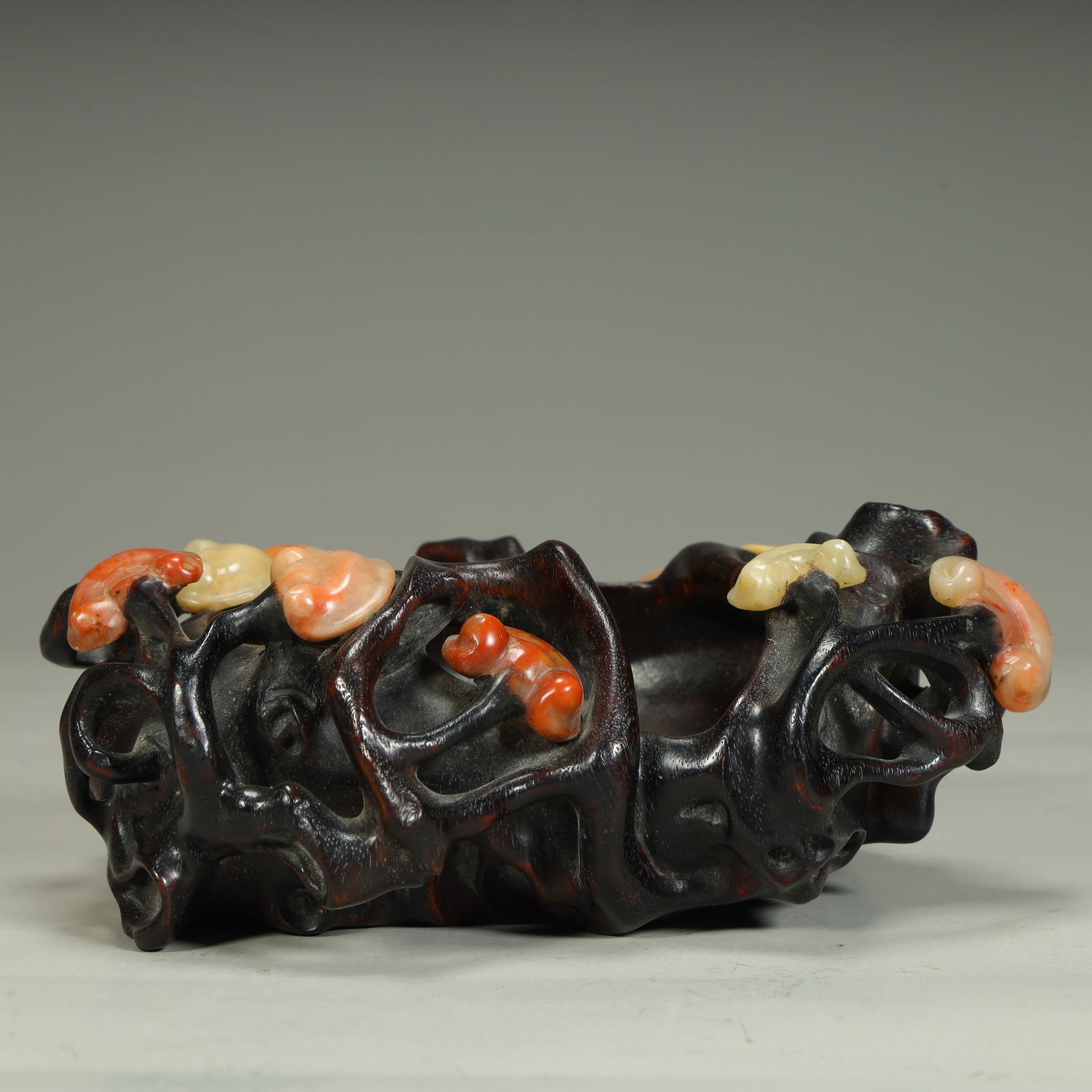 A Qing Dynasty rosewood inlaid Shoushan stone Ganoderma lucidum pattern brush wash: Qing Dynasty rosewood inlaid Shoushan stone Ganoderma lucidum pattern brush wash SIZE: H:5cm L:15cm W:13cm W:297g (The Dimensions Of All Batches Are Manually Measured.If You Need More Detailed