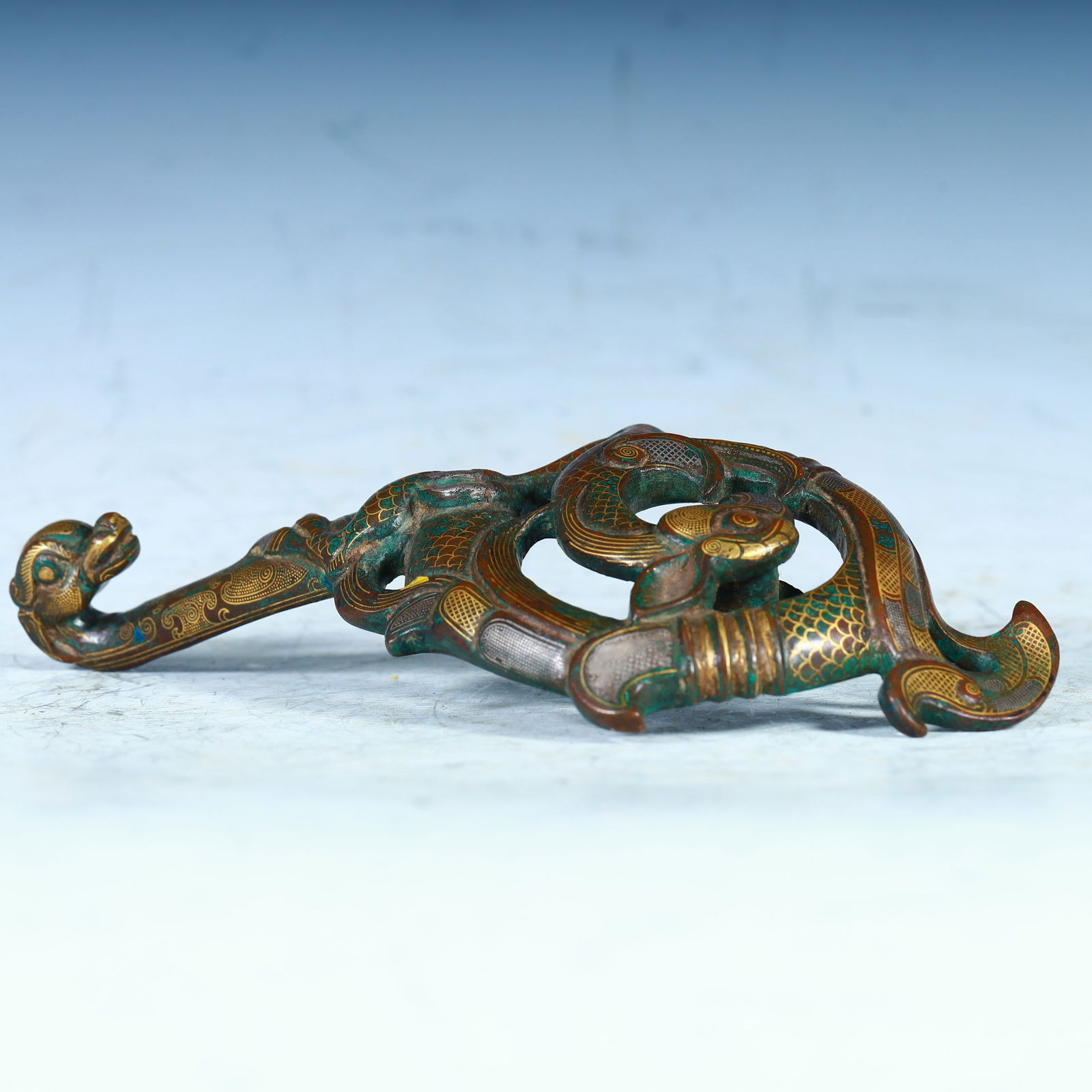 A Han Dynasty Cuo gold and silver belt hook (1 of 10)