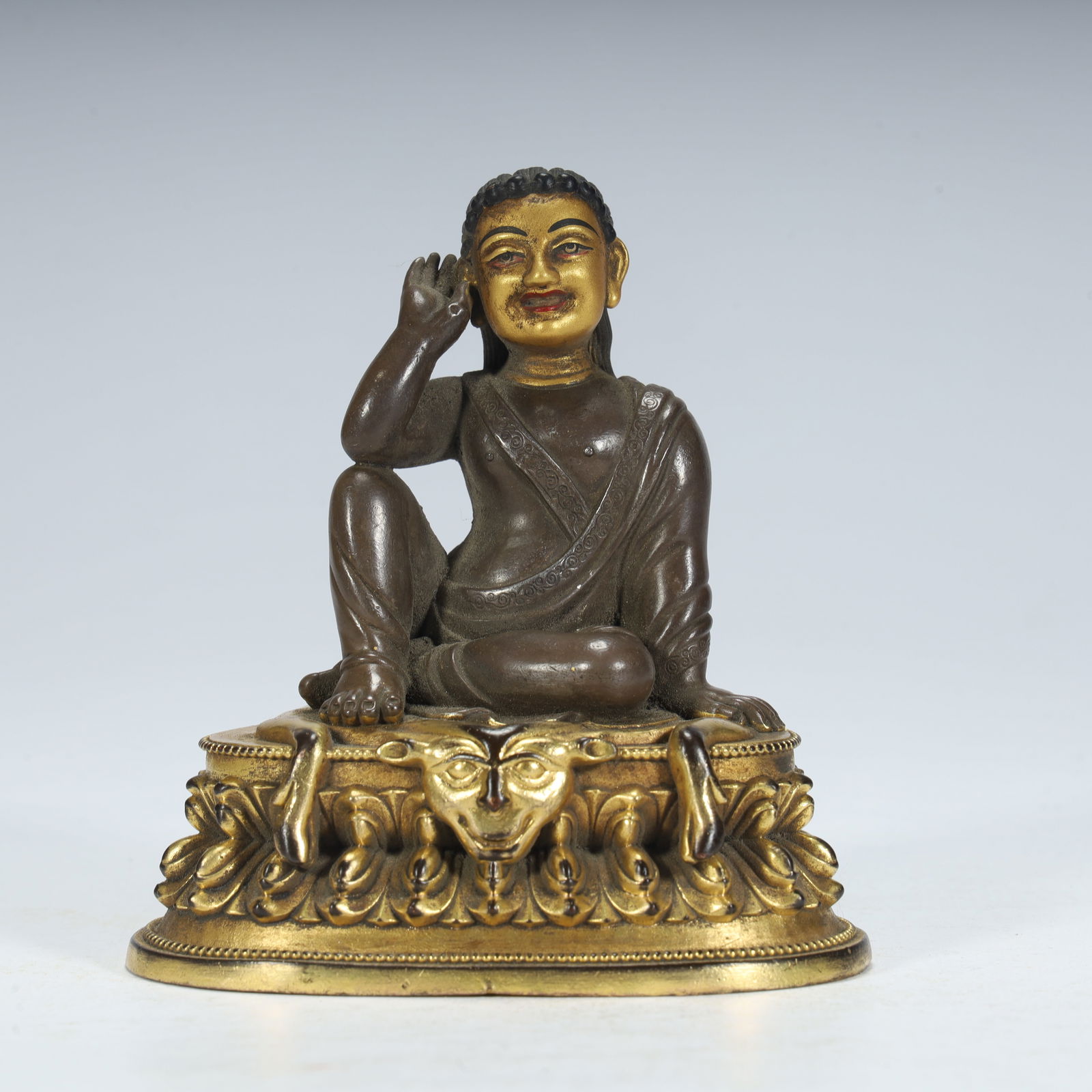 A statue of Venerable Milarepa in silver gilt in the Qing Dynasty: A statue of the Venerable Milarepa in silver gilt in the Qing Dynasty SIZE: H:10.5cm L:9cm W:6cm W:356.7g (The Dimensions Of All Batches Are Manually Measured.If You Need More Detailed Information, Pl
