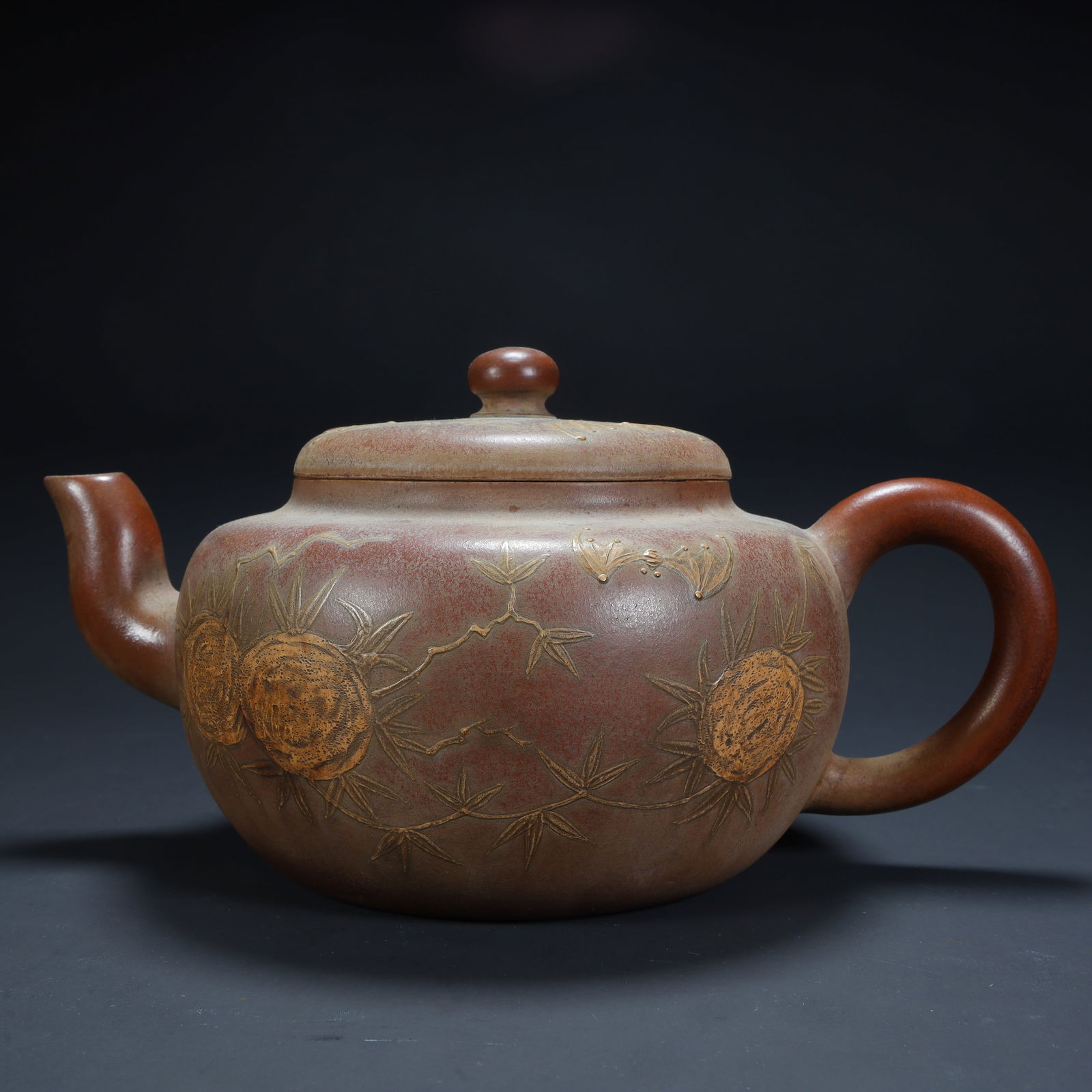 A Qing Dynasty purple sand "Fushou pattern round pot": Qing Dynasty purple sand "Fushou pattern round pot" SIZE: H:13.5cm L:27cm W:17cm W:1089g (The Dimensions Of All Batches Are Manually Measured.If You Need More Detailed Information, Please Contact Our