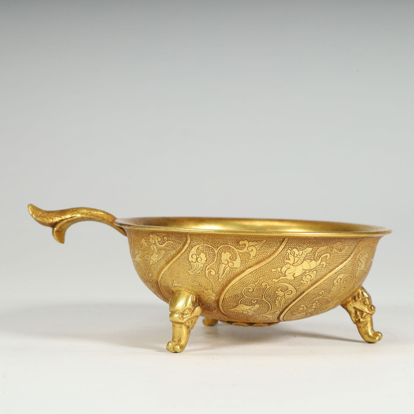 A Tang Dynasty gilded three-beast-footed single-handled wine pan (1 of 10)