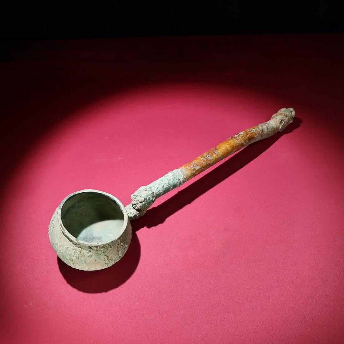 A Han Dynasty jade-inlaid bronze wine spoon: Han Dynasty jade-inlaid copper wine spoon SIZE: 485x119x68mm W:1200g (The Dimensions Of All Batches Are Manually Measured.If You Need More Detailed Information, Please Contact Our Customer Service Bef