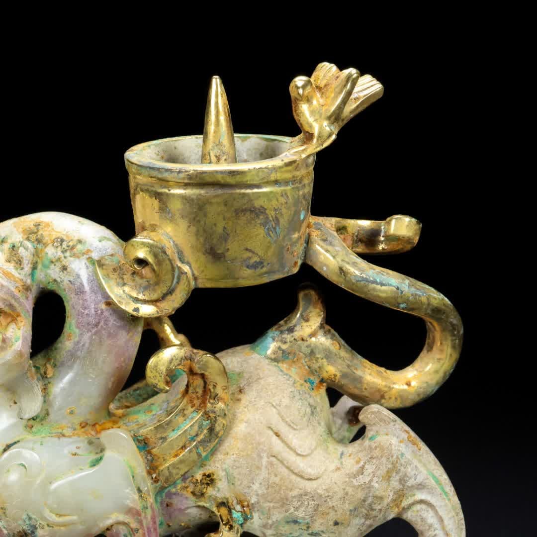 A Han Dynasty jade candlestick - 3