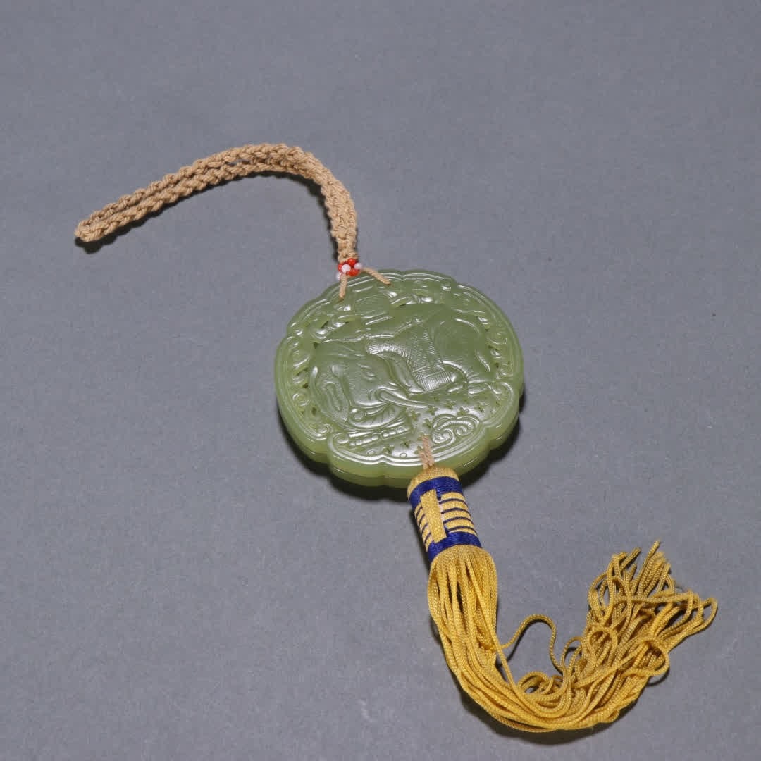 A piece of Qing Dynasty Hetian topaz Taiping has an elephant sachet: Qing Dynasty Hetian topaz Taiping has elephant sachets SIZE: W:6cm W:45.8g (The Dimensions Of All Batches Are Manually Measured.If You Need More Detailed Information, Please Contact Our Customer Servi