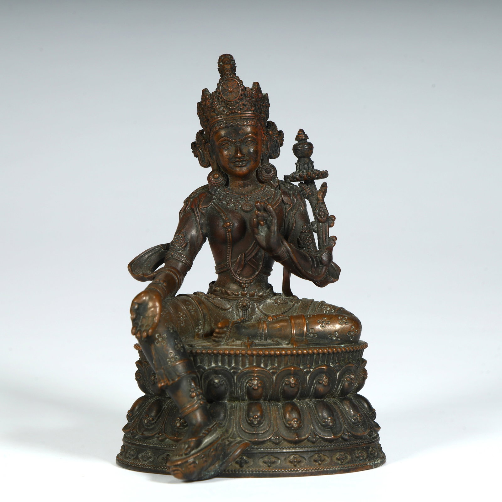 A bronze statue of a Tibetan Buddhist Bodhisattva in the Qing Dynasty (1 of 12)