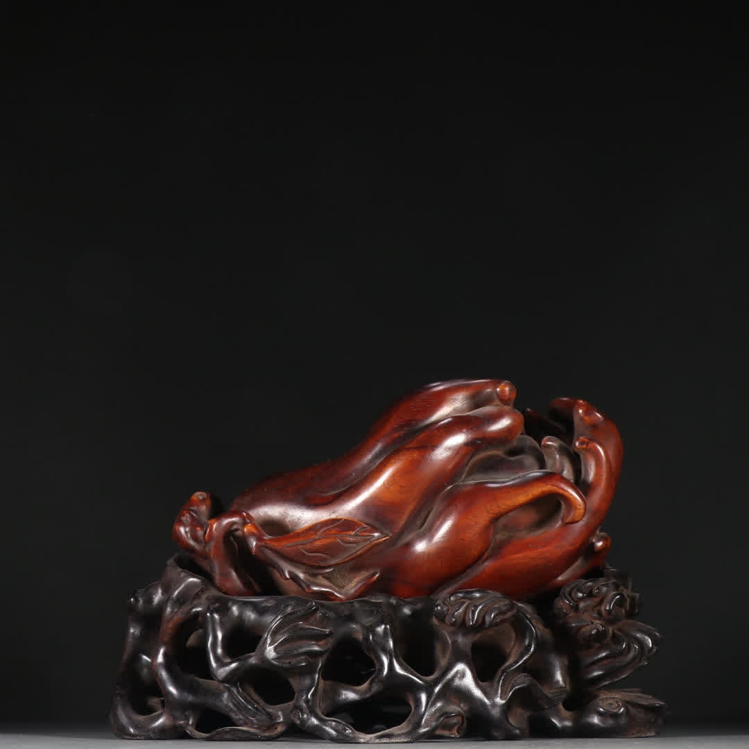 A Qing Dynasty Huanghuali Buddha's hand ornament: Qing Dynasty Huanghuali Buddha's hand ornament SIZE: H:11.8cm W:17.5cm W:442.2g (The Dimensions Of All Batches Are Manually Measured.If You Need More Detailed Information, Please Contact Our Customer