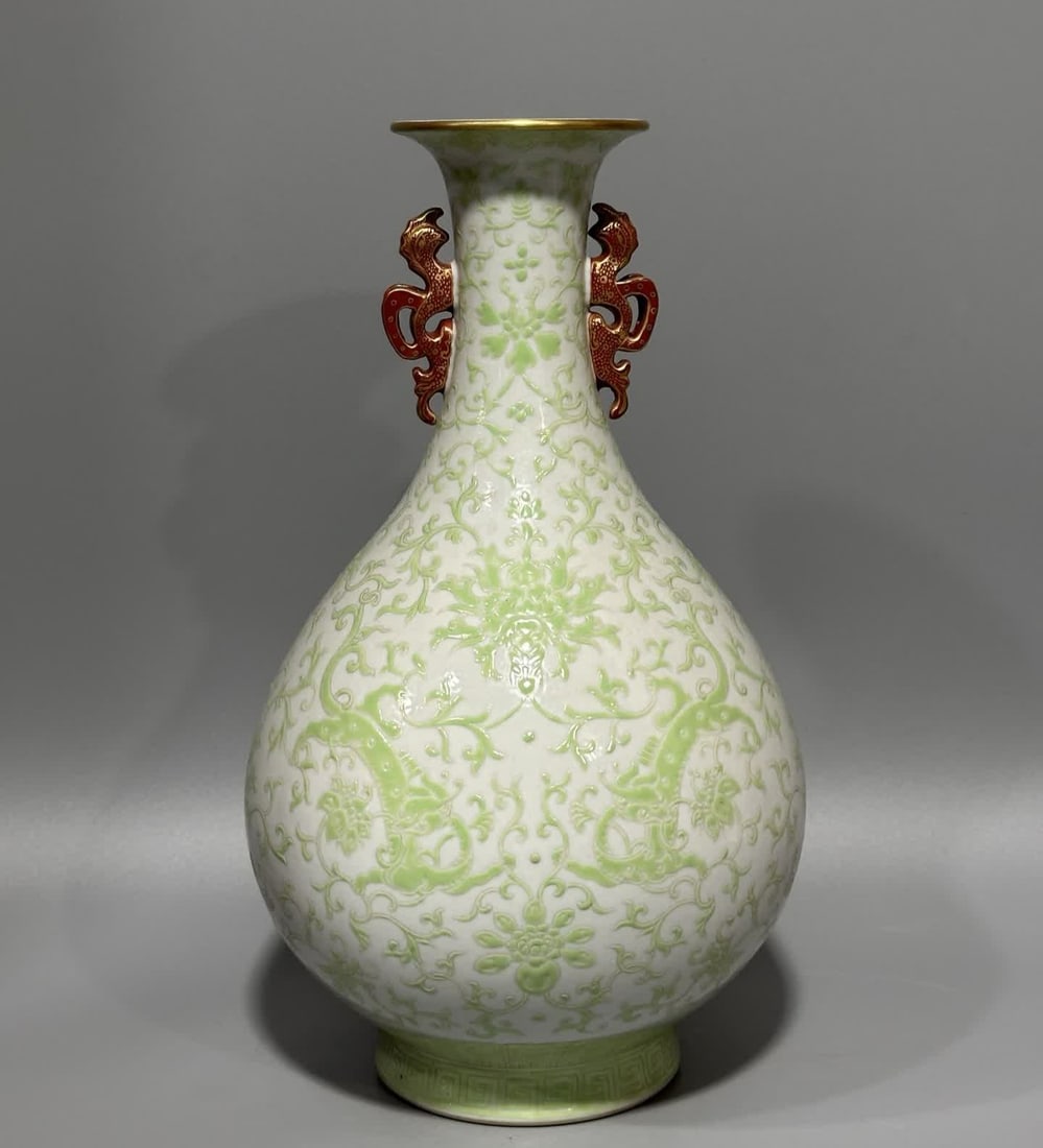 A green entwined lotus pattern dragon ear jade pot spring vase made in the Qianlong period of the (1 of 9)