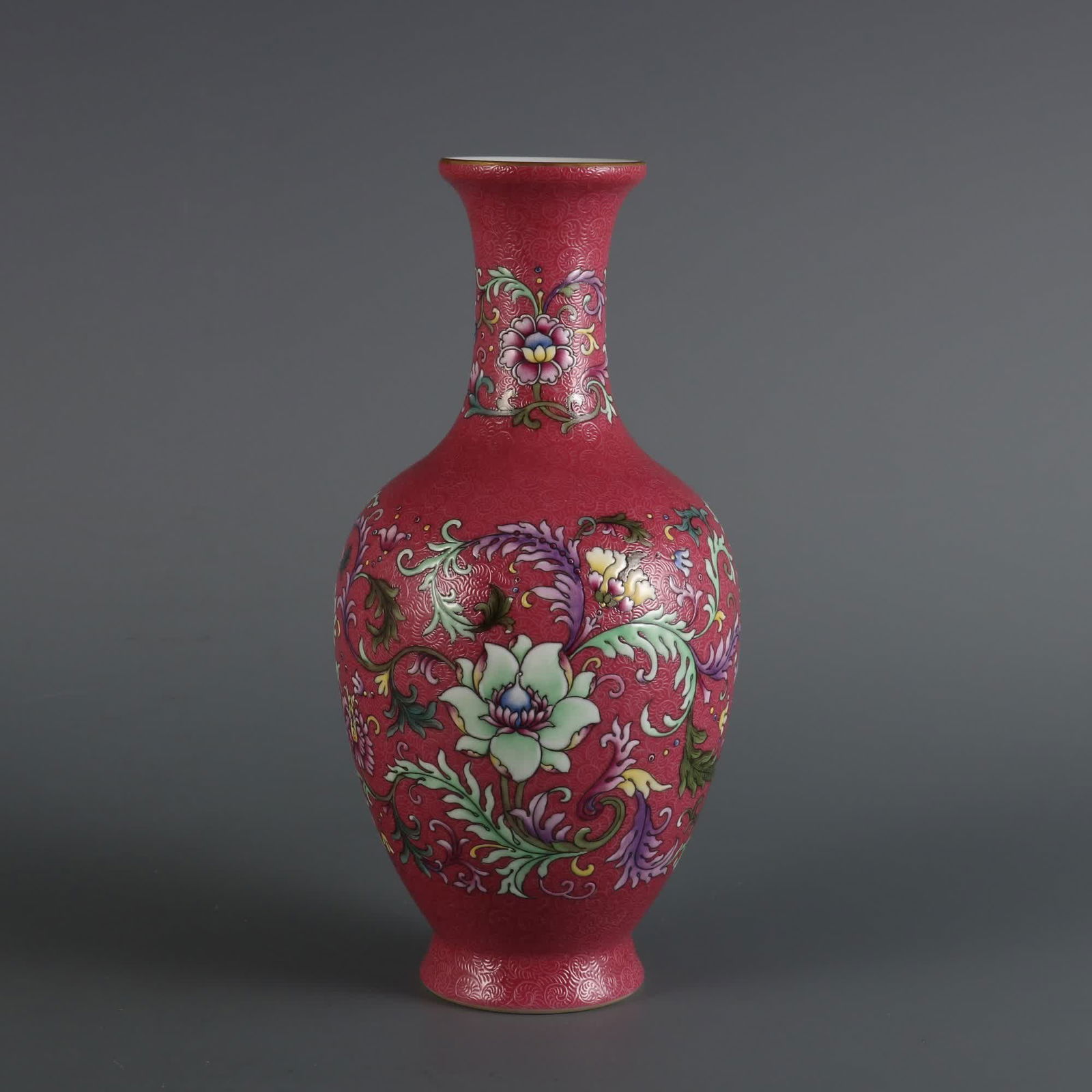 A carmine red ground flower color passionflower pattern appreciation bottle made in the Qianlong: Qing Qianlong year carmine red ground flower color passionflower pattern appreciation vase SIZE: H:21.5cm abdominalD:10cm mouthD:5.2cm (The Dimensions Of All Batches Are Manually Measured.If You Need