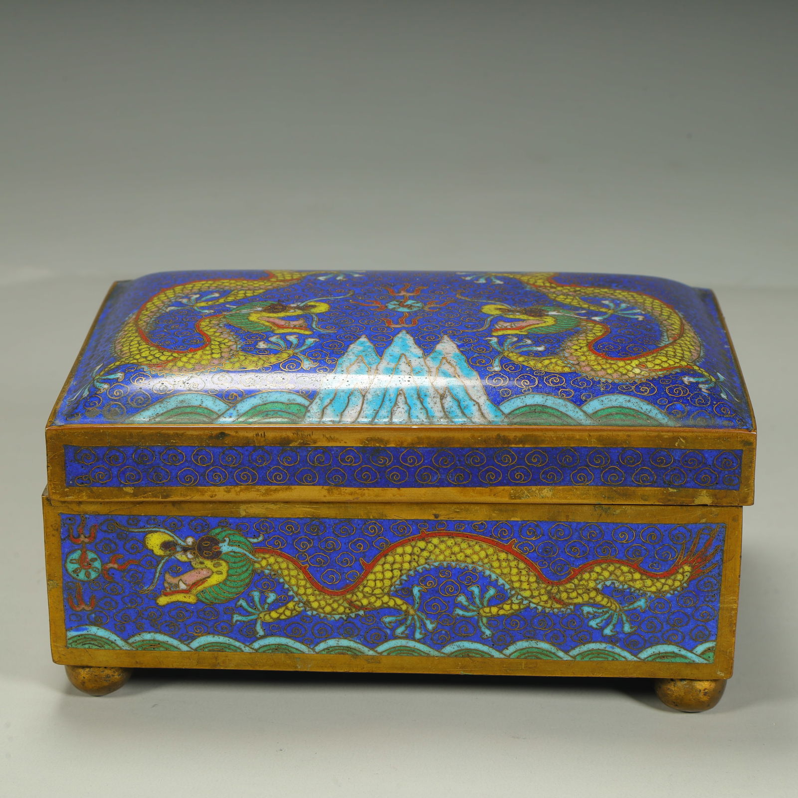 A cloisonné enamel double dragon pattern square box - 2