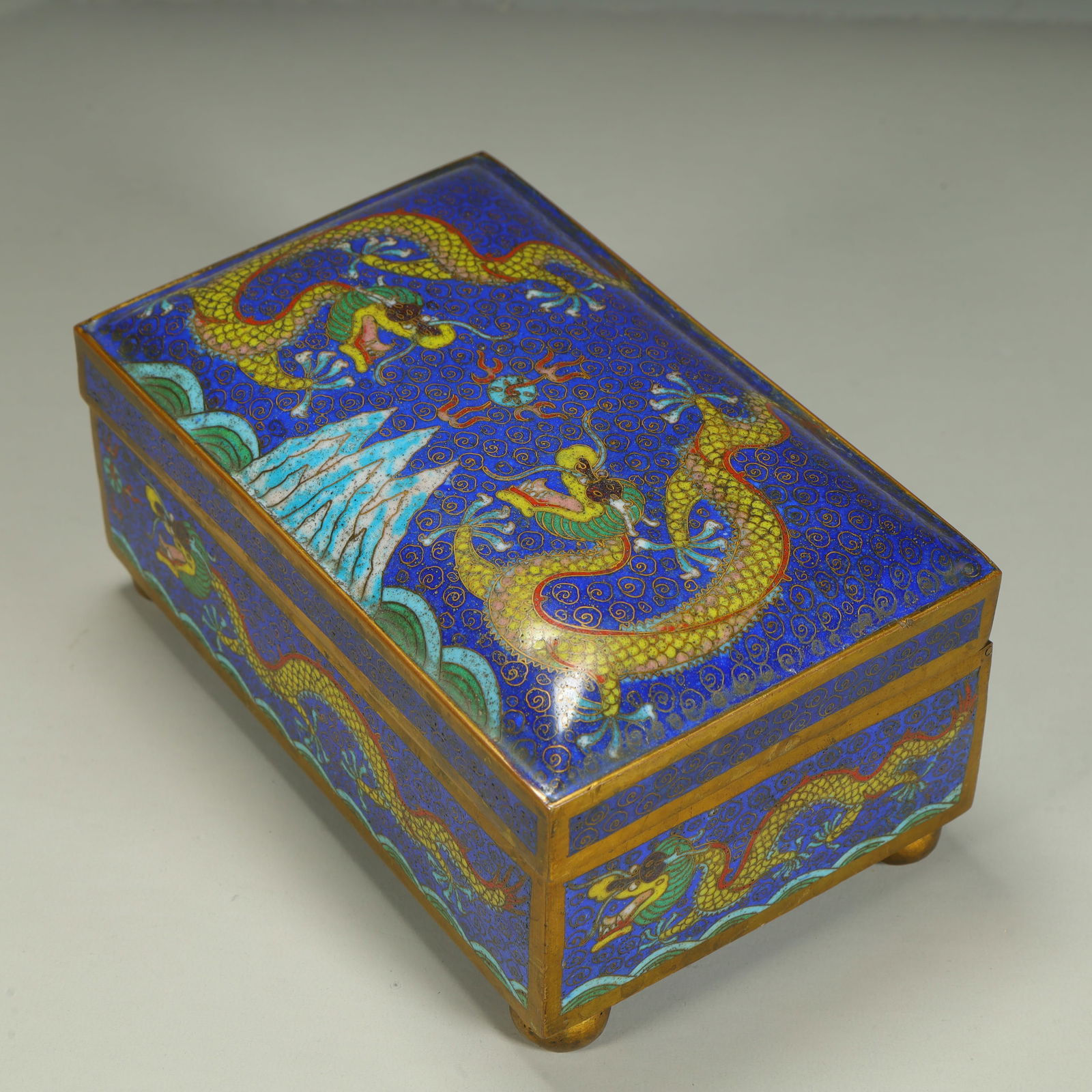 A cloisonné enamel double dragon pattern square box - 3