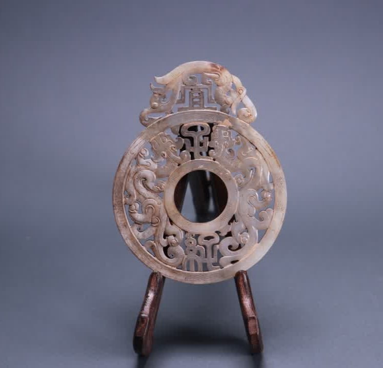An ancient jade dragon pattern: Ancient jade dragon pattern SIZE: L:12.3cm D:9.8cm T:0.7cm W:123g (The Dimensions Of All Batches Are Manually Measured.If You Need More Detailed Information, Please Contact Our Customer Service Before