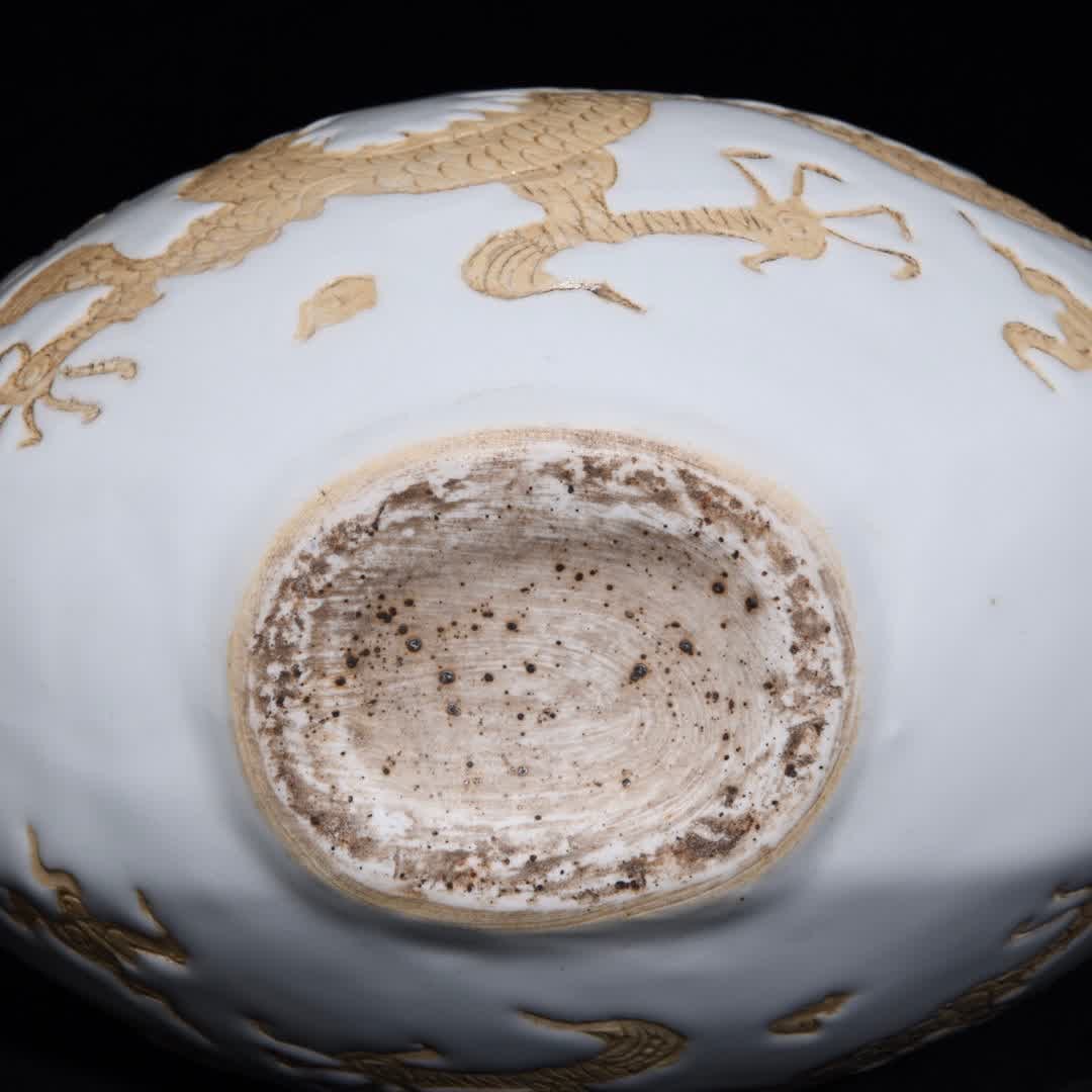 A Yuan white glazed dragon pattern flat bottle - 9