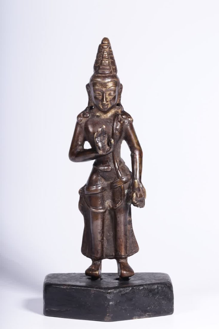 A bronze statue of Guanyin in the Qing Dynasty (1 of 6)