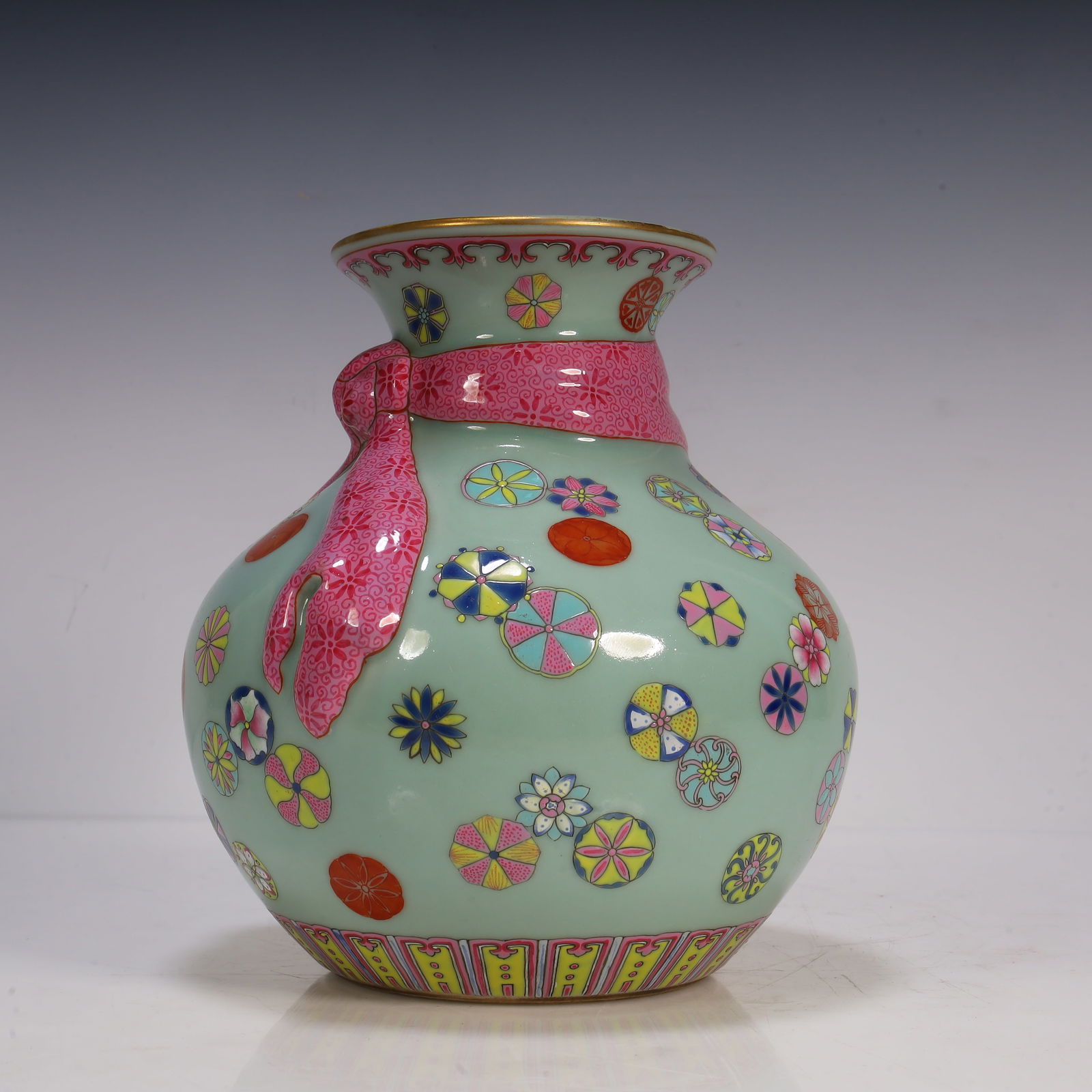 A Qing Dynasty pastel gold-painted group flower ribbon bottle (1 of 6)