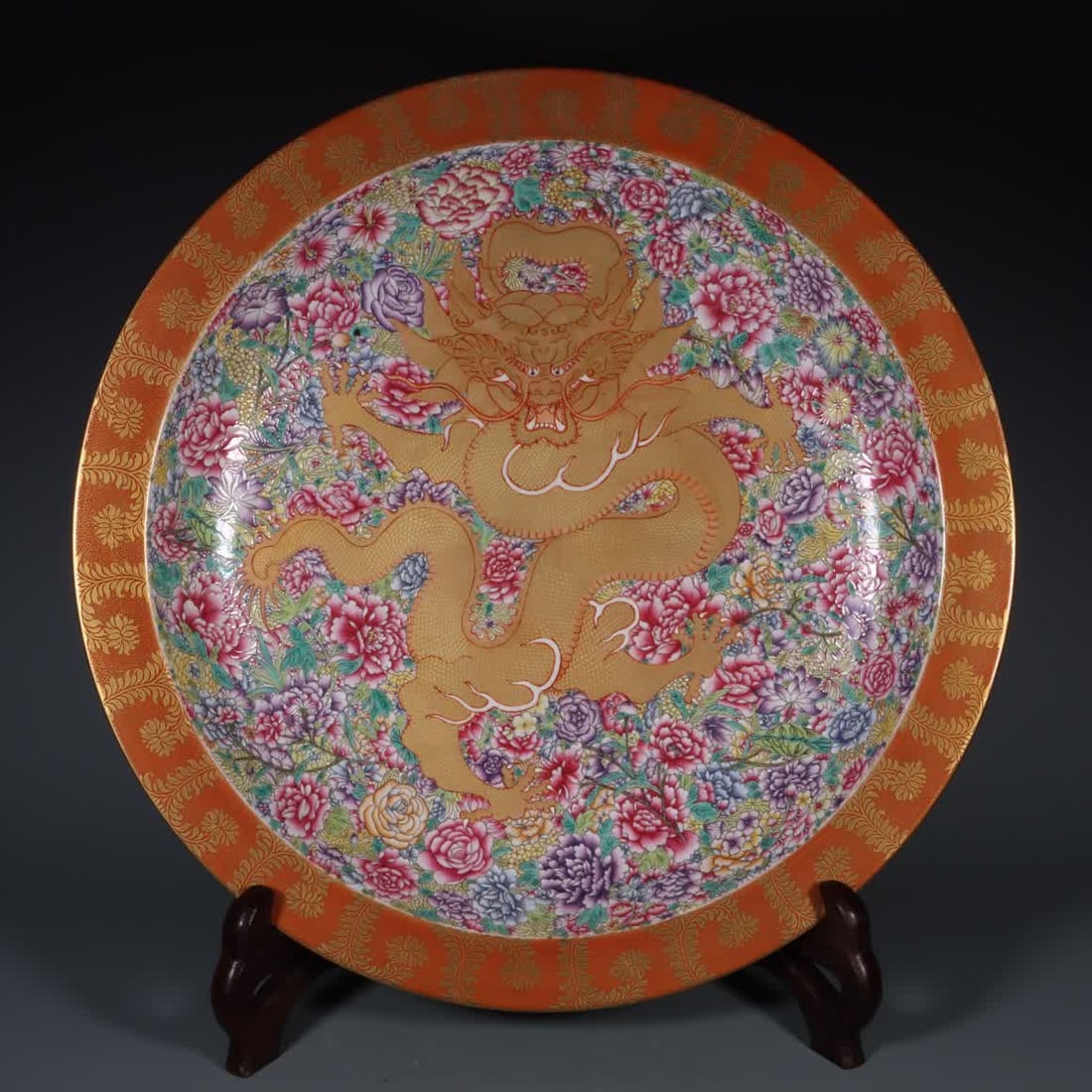 A Qianlong model pastel dragon wearing a kaleidoscope folding waist plate (1 of 9)