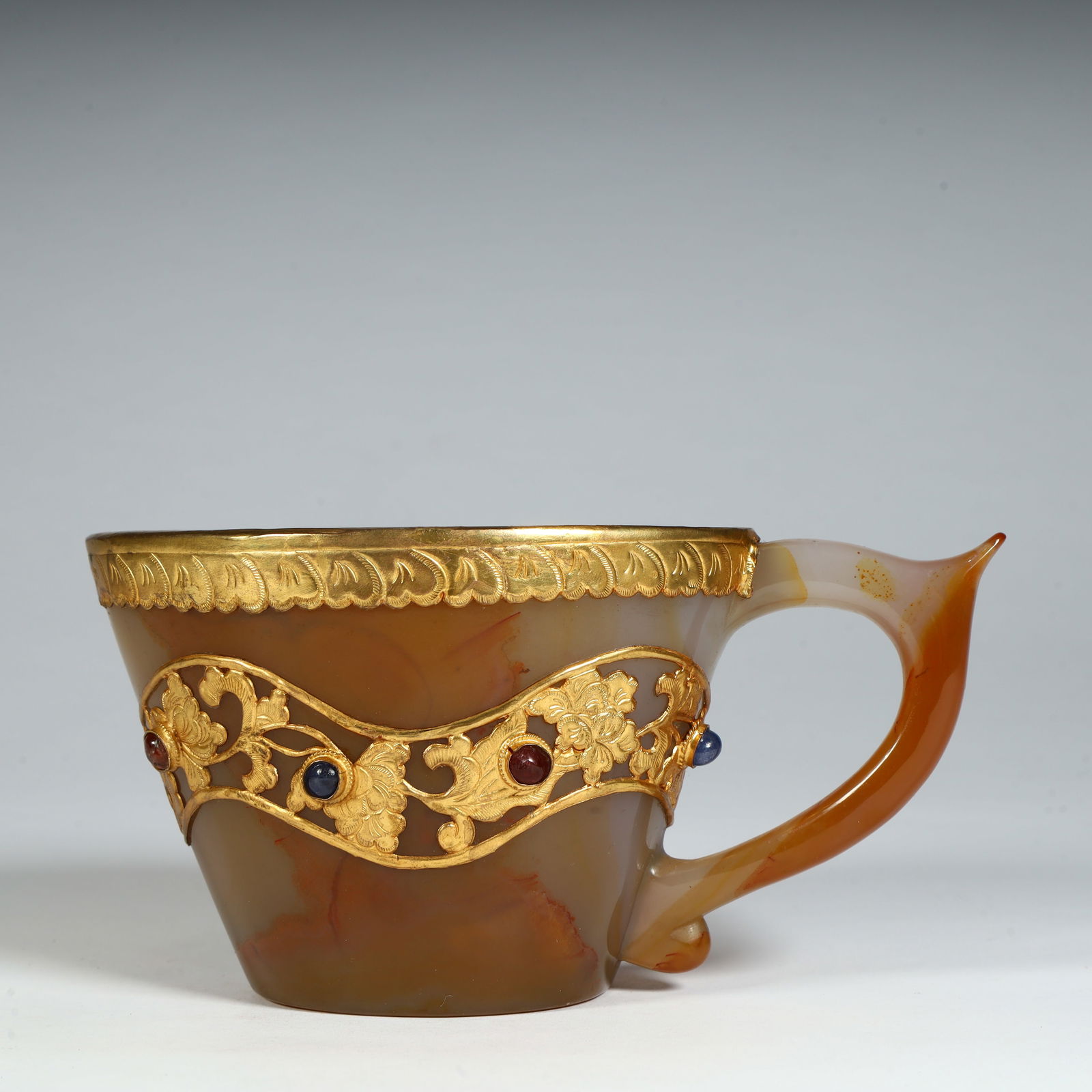 A wine glass with agate-covered gold inlaid treasure in the Liao and Jin periods: Liao Jin period agate gold-inlaid treasure wine glass SIZE: H:7cm L:14cm W:7.4cm W:301.7g (The Dimensions Of All Batches Are Manually Measured.If You Need More Detailed Information, Please Contact Our