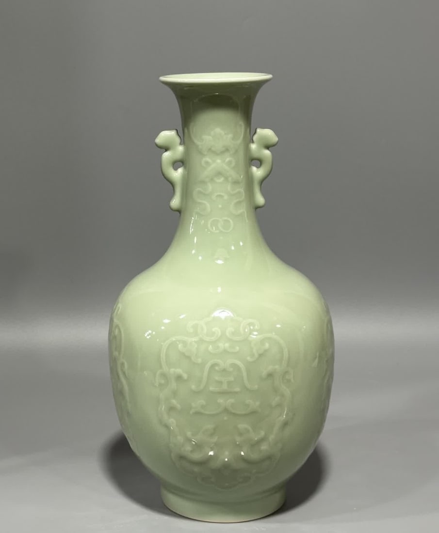 A Qianlong period of the Qing Dynasty bean green rice amphora (1 of 9)