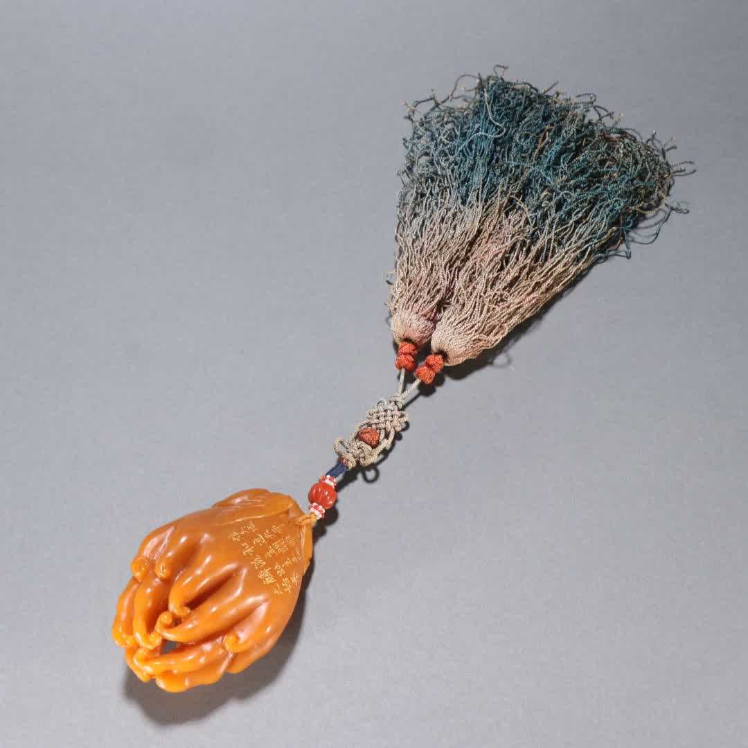 A Qing Dynasty Tian Huangshi gold-painted poetry Buddha handle: Qing Dynasty Tian Huangshi gold-painted poetry Buddha handle SIZE: W:8.5x5.5cm W:176.5g (The Dimensions Of All Batches Are Manually Measured.If You Need More Detailed Information, Please Contact Our C