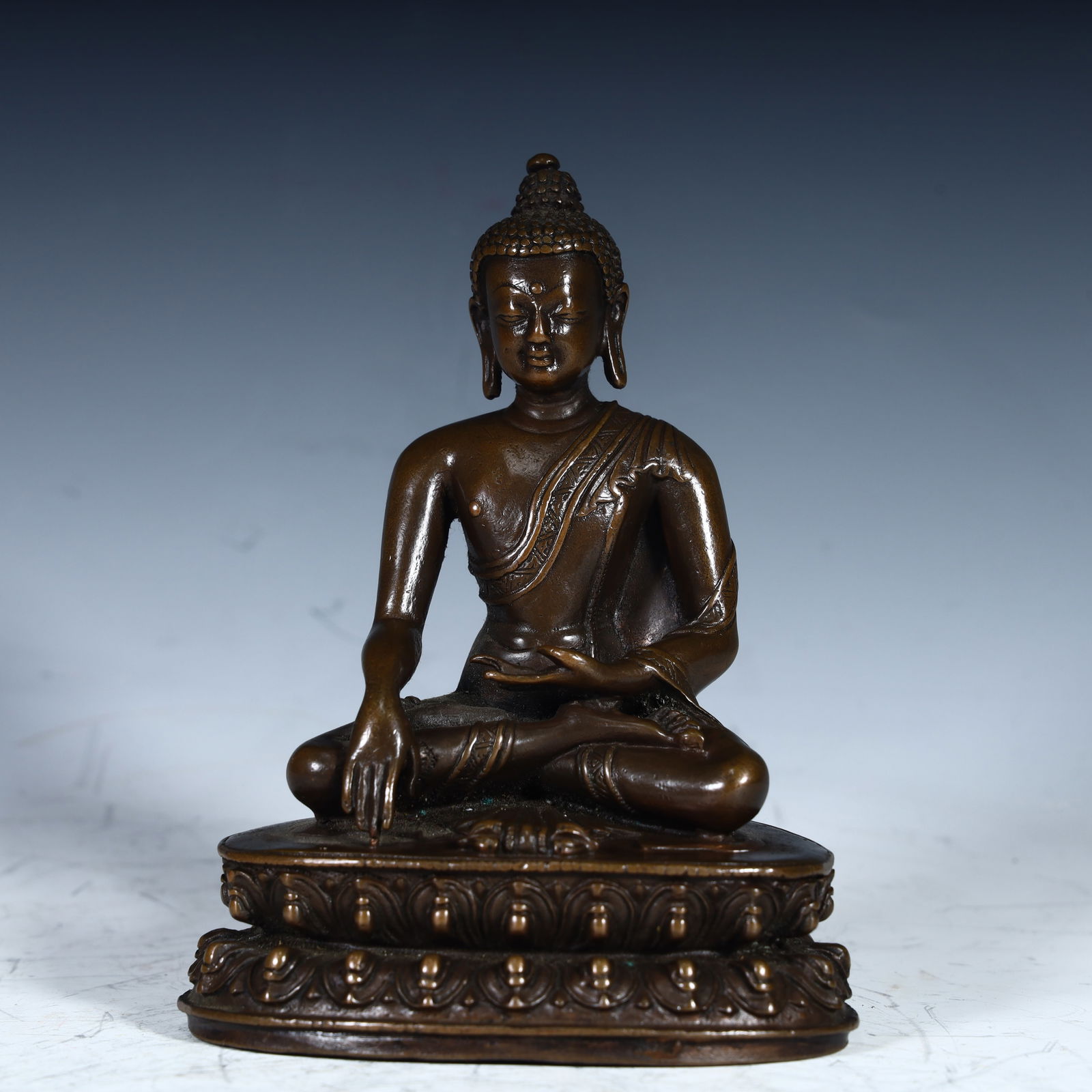A bronze statue of Shakyamuni Buddha in the Qing Dynasty (1 of 7)