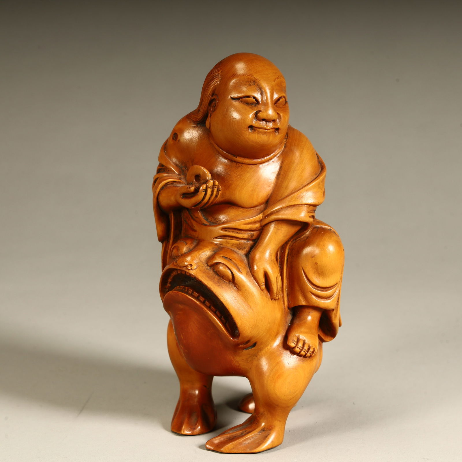 A Qing Dynasty boxwood bangs play golden toad (1 of 9)