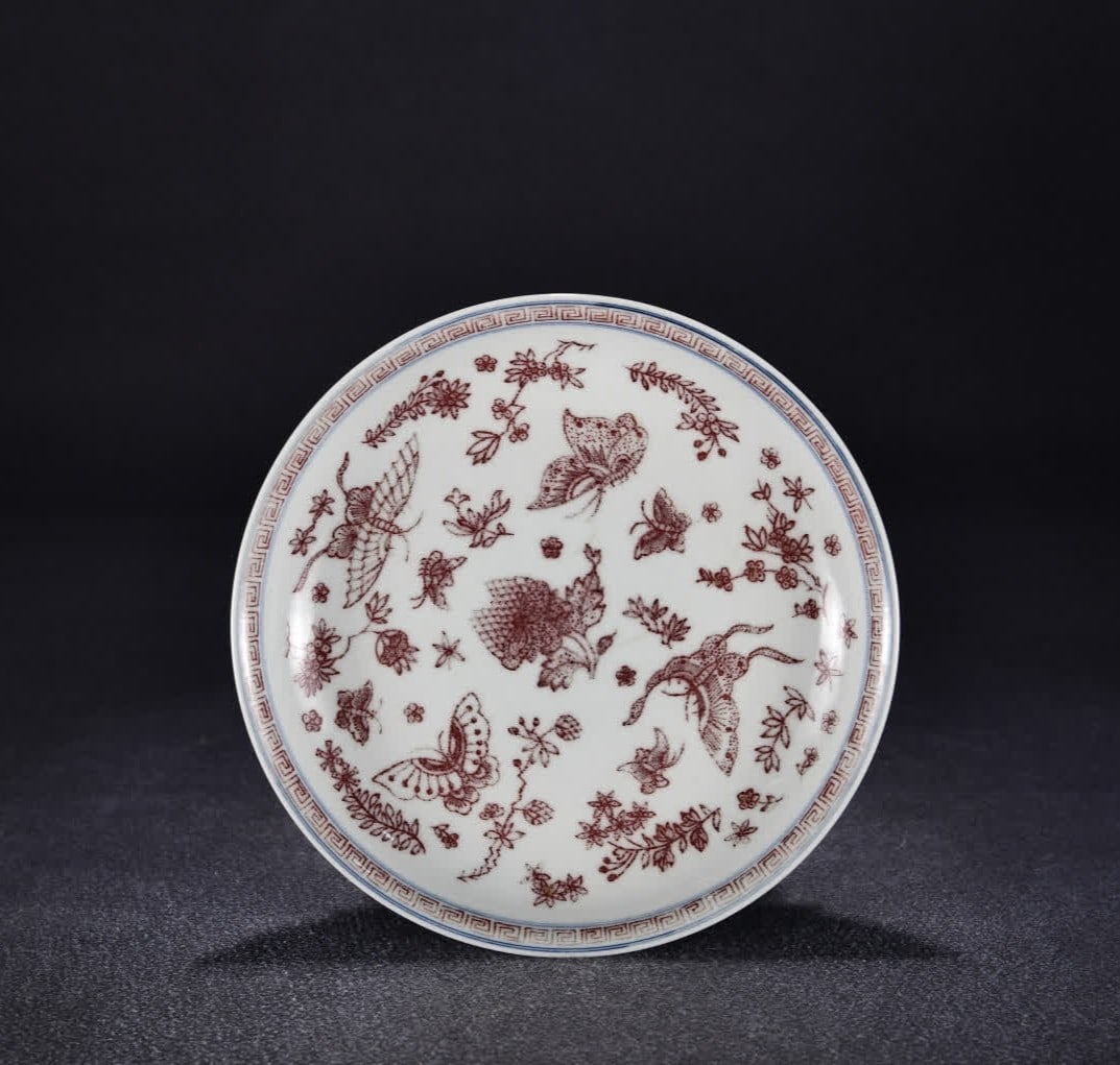 A red butterfly diagram in the Qing Yongzheng glaze: Qing Yongzheng glaze red butterfly plate SIZE: H:4cm W:23cm (The Dimensions Of All Batches Are Manually Measured.If You Need More Detailed Information, Please Contact Our Customer Service Before