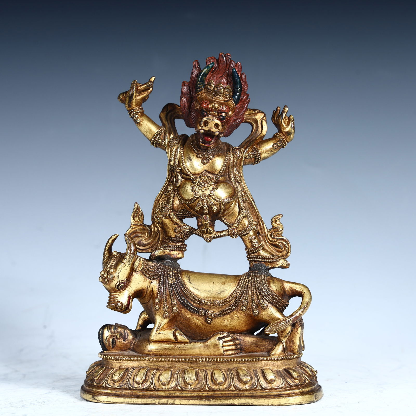 A bronze gilt Buddha statue of the Qing Dynasty: Qing Dynasty copper gilt Buddha statue SIZE: H:17cm L:11.5cm W:5.7cm W:0.9kg (The Dimensions Of All Batches Are Manually Measured.If You Need More Detailed Information, Please Contact Our Customer